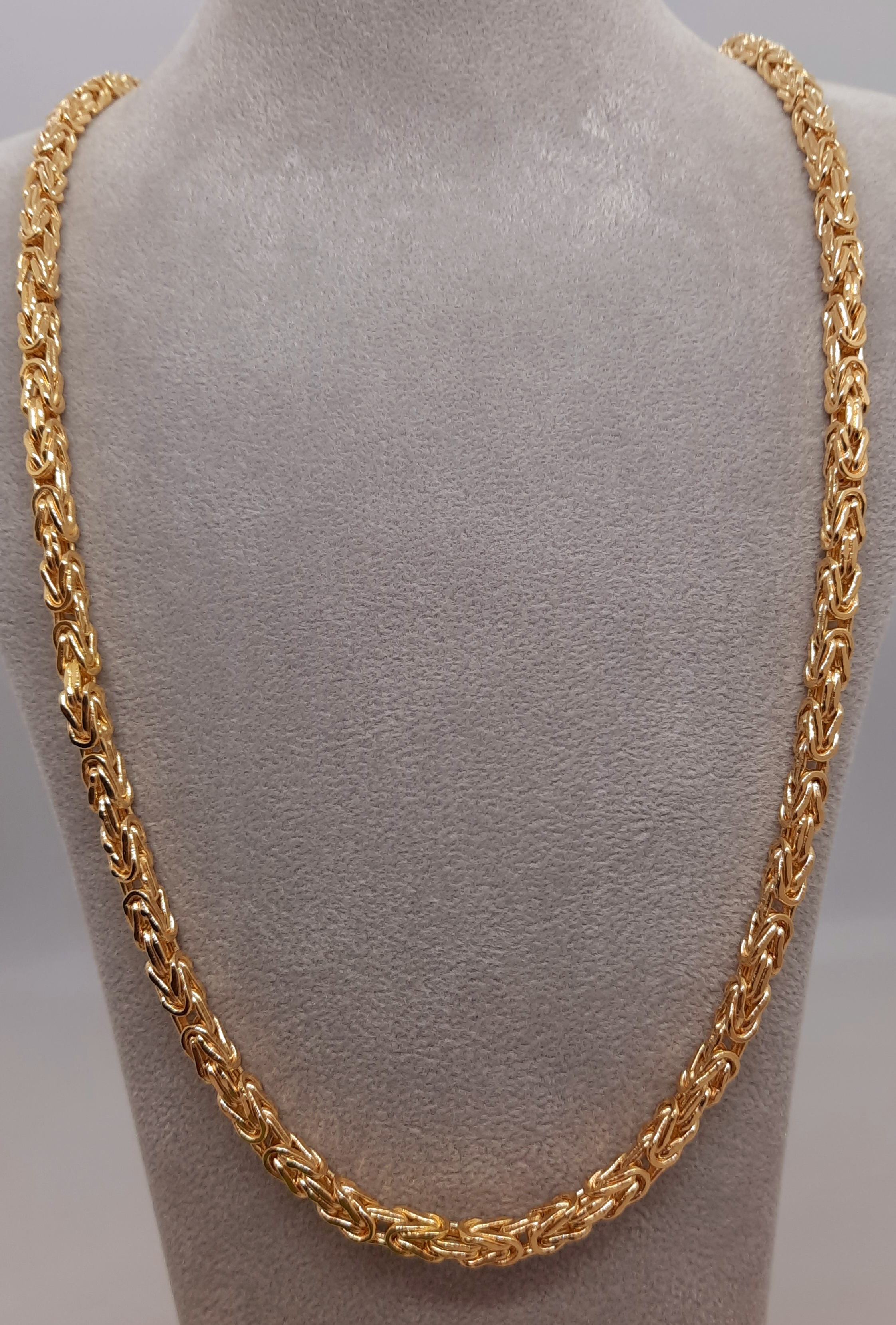 De gouden koningsketting met modelnummer 0003 is een prachtig sieraad van 14-karaats goud, met een breedte van 4,2 mm en een gewicht van 34,5 gram. Deze luxueuze ketting straalt elegantie uit en is perfect voor elke gelegenheid. Draag het solo voor een verfijnde look of combineer met andere kettingen voor een trendy uitstraling.