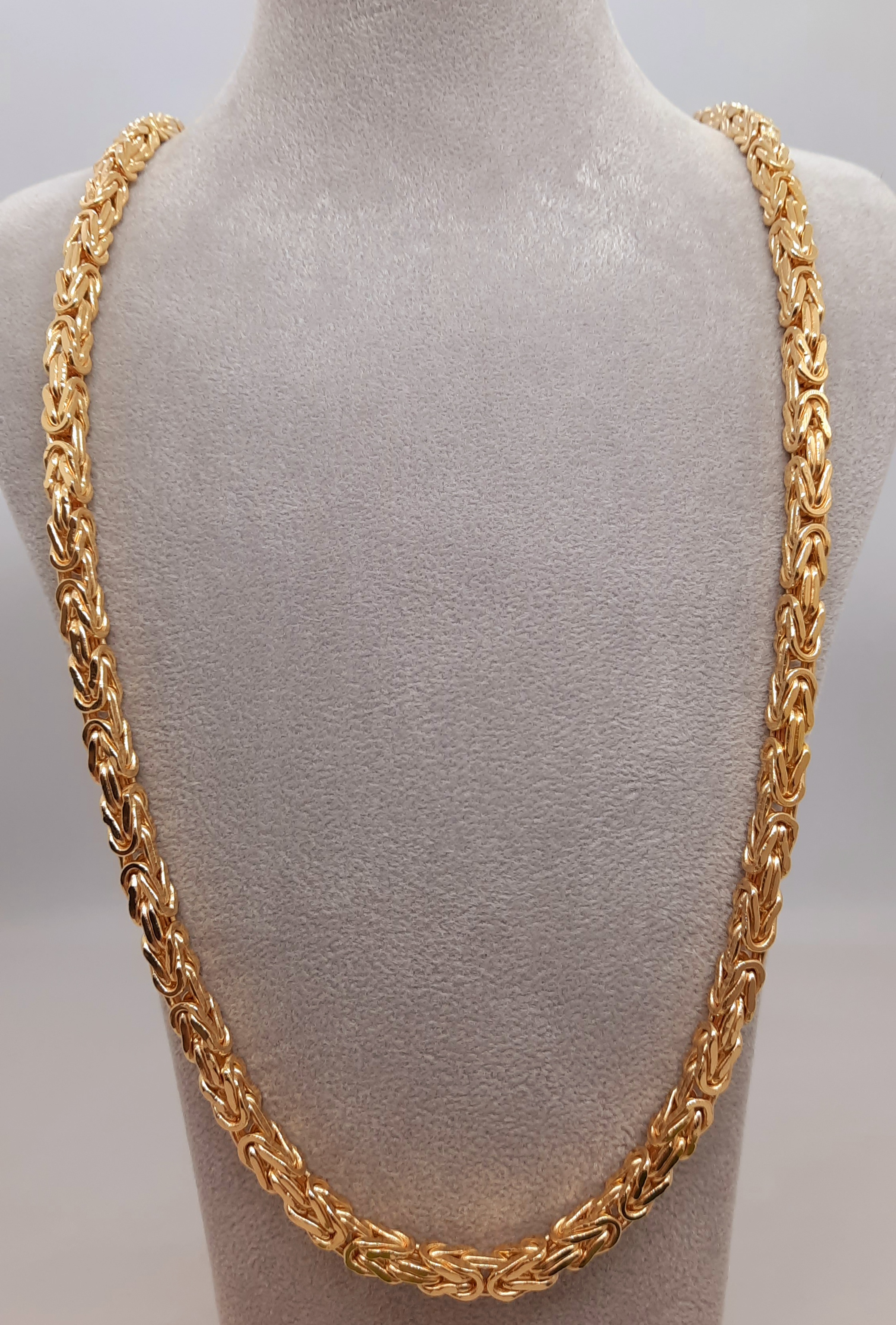 De gouden koningsketting model 0004 is een schitterend sieraad met de volgende eigenschappen: categorie ketting, lengte 70 cm, goudkleurig, 14 karaat goud met een breedte van 5 mm en een gewicht van 54 gram. Draag deze ketting als opvallend statement stuk op een eenvoudige outfit voor een elegante uitstraling.