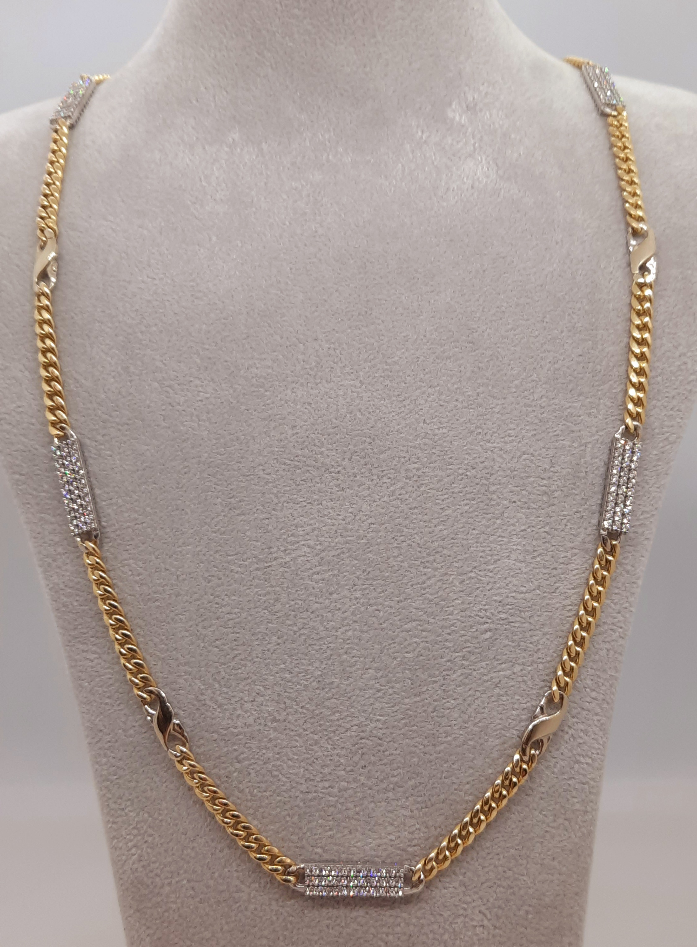 De gouden ketting met modelnummer BREA-0002497 is een elegante 14-karaats halsketting van 70 cm, vervaardigd van goud met een glanzende afwerking. Met een gewicht van 25,66 gram en een breedte van 4,65 mm, biedt het een luxueuze uitstraling. Draag deze ketting solo of combineer met andere sieraden voor een stijlvolle look.