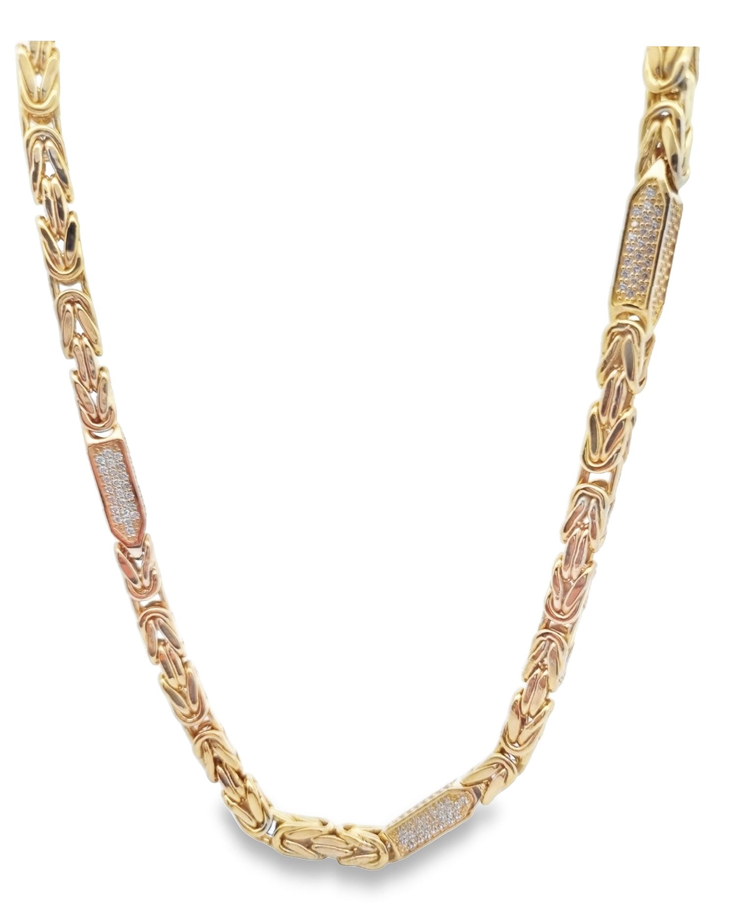 Deze koningsschakel collier van Louis Bros is vervaardigd uit 14kraat geelgoud (44.62gr) .Het collier heeft een lengte van 60 cm en een dikte van 5.5mm.
Dit geelgouden koningsschakel collier met zirkonia voor heren is de belichaming van stoere elegantie. Het robuuste koningsschakelpatroon straalt kracht en stijl uit, perfect voor de zelfverzekerde man. De sprankelende zirkonia's voegen een vleugje verfijning toe, zonder in te boeten aan mannelijkheid. Dit collier is niet alleen een opvallend modeaccessoire, maar ook een symbool van tijdloze klasse en luxe. Ideaal voor zowel dagelijks gebruik als speciale gelegenheden, maakt dit sieraad elke outfit compleet.