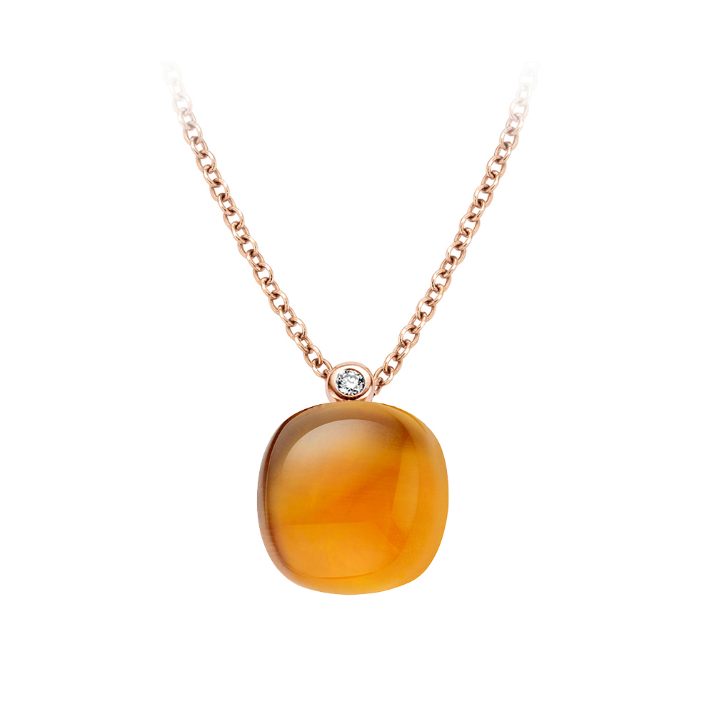 Deze Mini Sweety hanger is vervaardigd in 18 kt roségoud en afgewerkt met Madeira citrien, parelmoer en onze kenmerkende diamant van 0,02 karaat.

De betoverende cabochons, verkrijgbaar in 50 uitzonderlijke tinten, vormen zeker het meest opvallende kenmerk van BIGLI. De collectie werd gecreëerd met behulp van een ingenieuze superpositietechniek waarbij verschillende lagen steen worden gecombineerd om telkens nieuwe kleuren en verschillende tinten en intensiteiten te creëren.