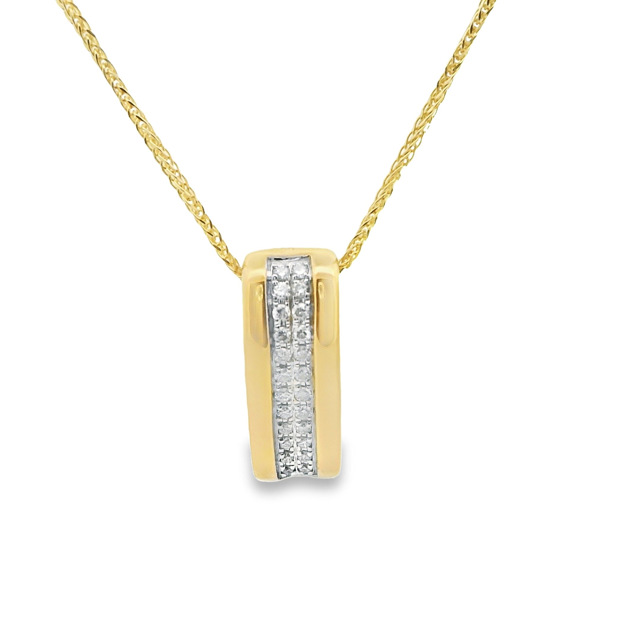 Deze hanger van Louis Bros is vervaardigd uit 14 karaat geelgoud (3.gr.) en is gezet met 24 briljant geslepen diamanten met een totaalgewicht van 0.12 ct. De hanger heeft een diameter van 15.5 mm en een breedte van 5 mm. Deze hanger bestaat uit onze lijn van exclusieve modellen sieraden met prachtige designs en van hoge kwaliteit.