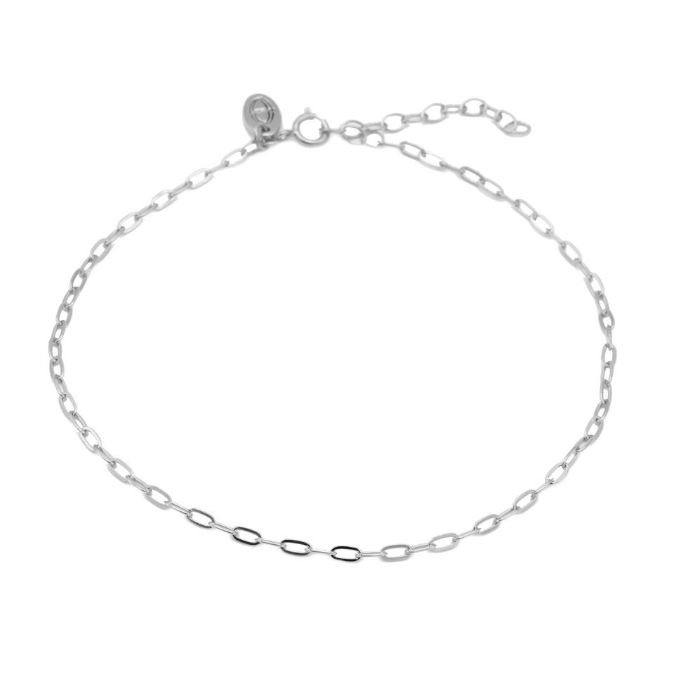 Dit is het Oval Chain enkelbandje. Alle enkelbanden van 925 sterling zilver zijn 24 cm lang en de verstelbare bandjes zijn 4 cm. Ze zijn verkrijgbaar in zilver of met een 14K gouden of roségouden plating. Je kunt ze zo dragen, maar het is ook een perfect enkelbandje om te mixen en matchen met onze kristallen kralen enkelbandjes!
