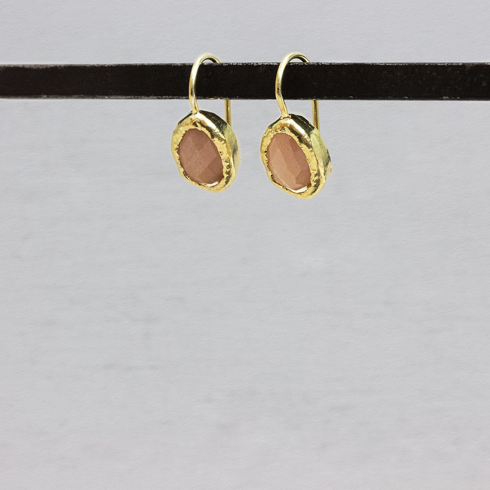 Oorhangers uit de collectie van Jeh Jewels gemaakt van zilver verguld met daarin een gefacetteerde Roze Maansteen. 