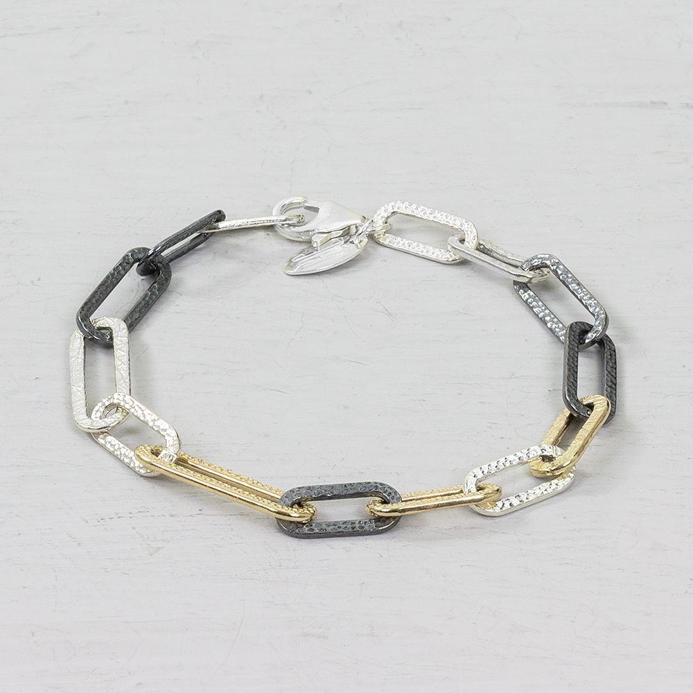 Armband van Jéh Jewels met 3 kleuren schakels en bolletjes. Gemaakt van Goldfilled en 925 (geoxideerd) sterling zilver. Combineer deze armband met een mooi collier of oorhangers.