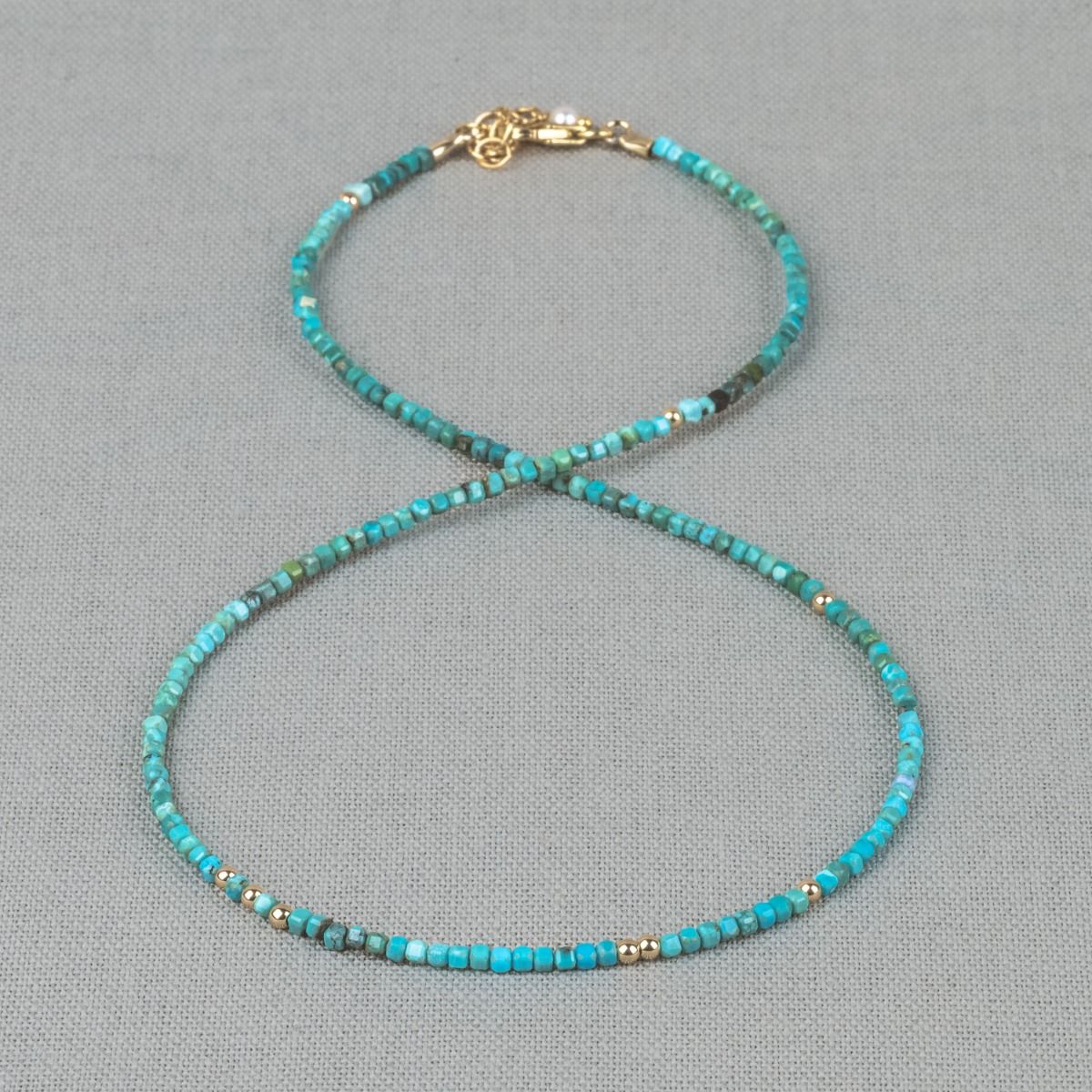 Collier uit de Sparkling Gems-lijn gemaakt van Goldfilled in combinatie met de edelsteen Turkoois. Turkoois is een edelsteen die bekend staat als genezer. Deze steen brengt namelijk het emotionele en het fysieke lichaam tot rust. Combineer hem met de bijpassende armband voor een complete look!