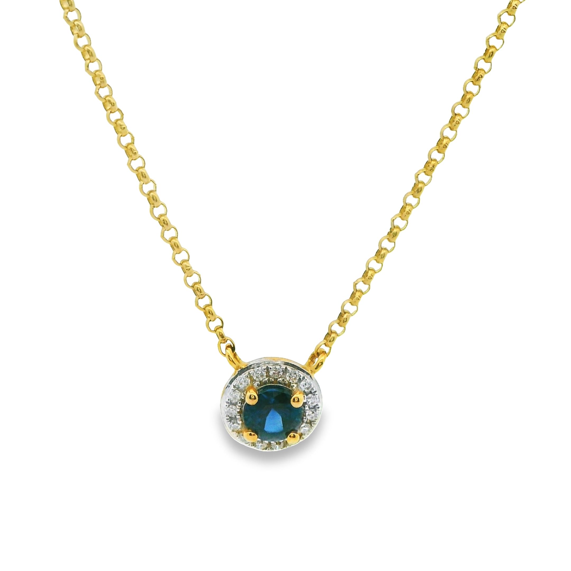 Deze hanger (met collier) van Louis Bros is vervaardigd uit 14 karaat geelgoud (2. gr.) en is gezet met een saffier 0.25ct en 15 briljant geslepen diamanten met een totaalgewicht van 0.03 ct. De hanger heeft een diameter van 6 mm. Deze prachtige geelgouden hanger straalt tijdloze elegantie uit. In het middelpunt schittert een diepblauwe saffier, omringd door een halo van fonkelende diamanten. Het warme geelgoud vormt een prachtig contrast met de diepe blauwe kleur van de saffier, waardoor de hanger een verfijnde en luxueuze uitstraling krijgt. De diamanten die de saffier omringen, vangen het licht op een betoverende manier en voegen een extra dimensie van schittering toe aan het geheel. Deze hanger is niet alleen een tijdloos accessoire, maar ook een waardevol symbool van schoonheid en verfijning, geschikt voor elke gelegenheid.