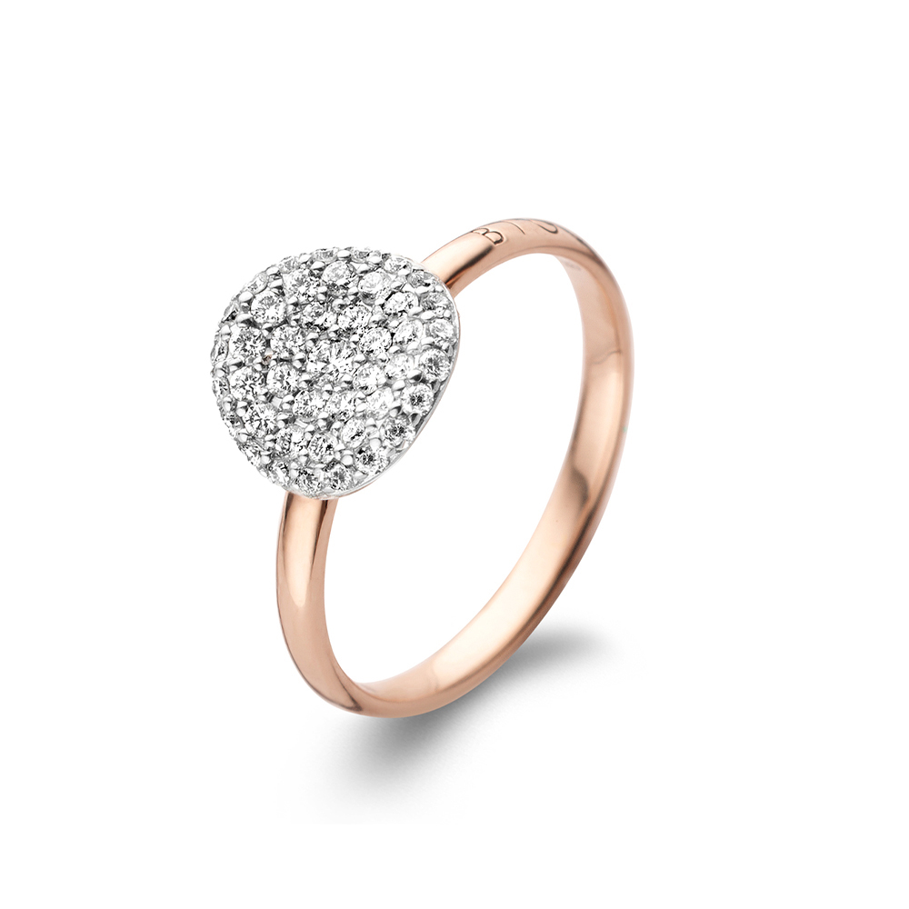 Deze Mini Waves ring is vervaardigd in 18kt roségoud en afgewerkt met witte diamanten.
Het is de verleidelijke, golvende vorm van de Mini Waves ring die de reflectie van het licht versterkt tijdens het dragen. Door hun kleinere vorm zijn Mini Waves perfect stapelbaar. Niettemin zijn ze op zichzelf net zo mooi.