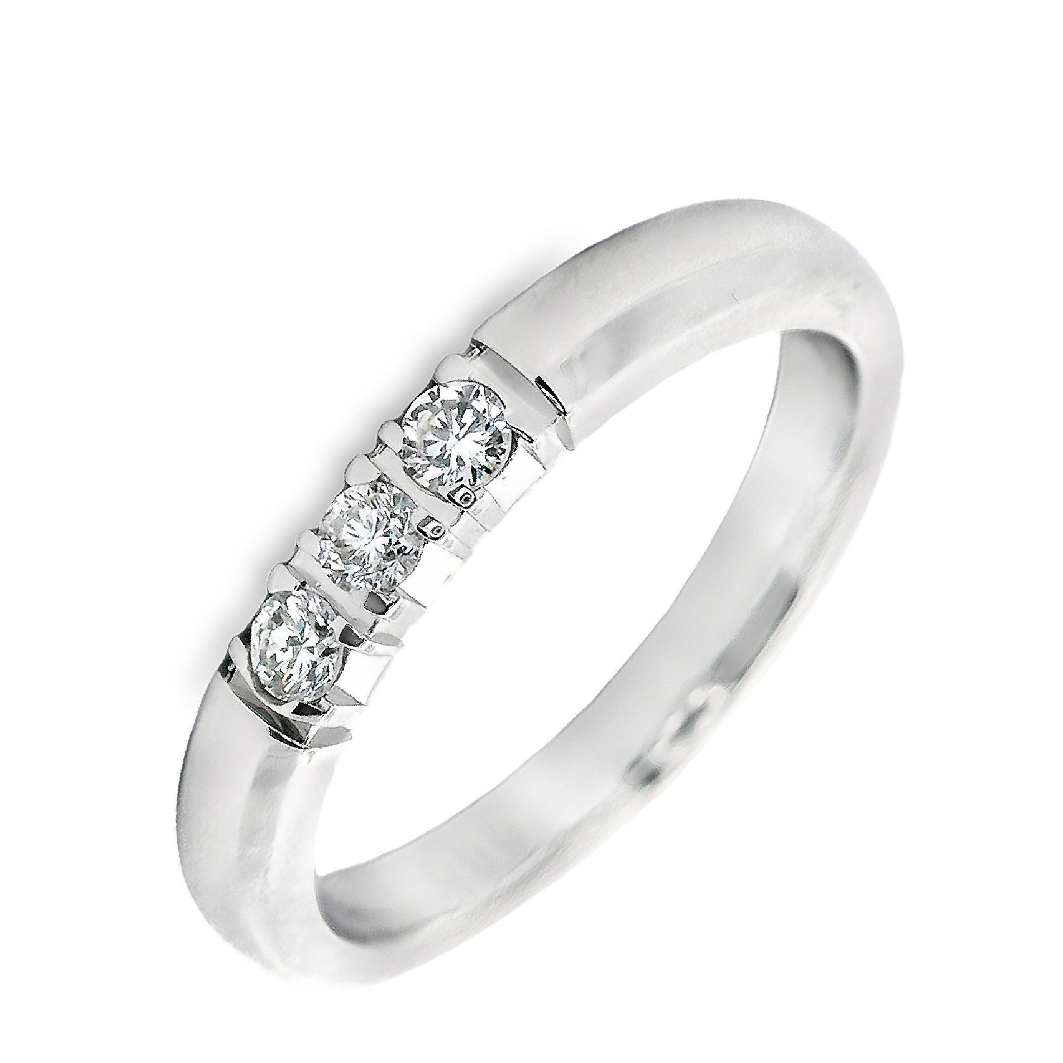Deze ring van Louis Bros is vervaardigd uit 14 karaat witgoud (4.05 gr) en is gezet met 3 briljant geslepen diamanten met een totaalgewicht van 0.15 crt. Deze prachtige ring straalt elegantie en verfijning uit. Het witgoud geeft de ring een tijdloze uitstraling, terwijl de 3 diamanten voor een schitterende en sprankelende touch zorgen. Het is een perfect sieraad om te dragen bij speciale gelegenheden of gewoon als een dagelijkse blikvanger. Met deze ring om je vinger voel je je ongetwijfeld bijzonder en stralend. Het is een prachtig cadeau voor jezelf of iemand die je dierbaar is.

Verkrijgbaar vanaf 0.10crt .
Leverbare goudkleuren: 14/18kts geelgoud, 14/18kts witgoud, 14/18kts roségoud en alle bicolor combinaties.