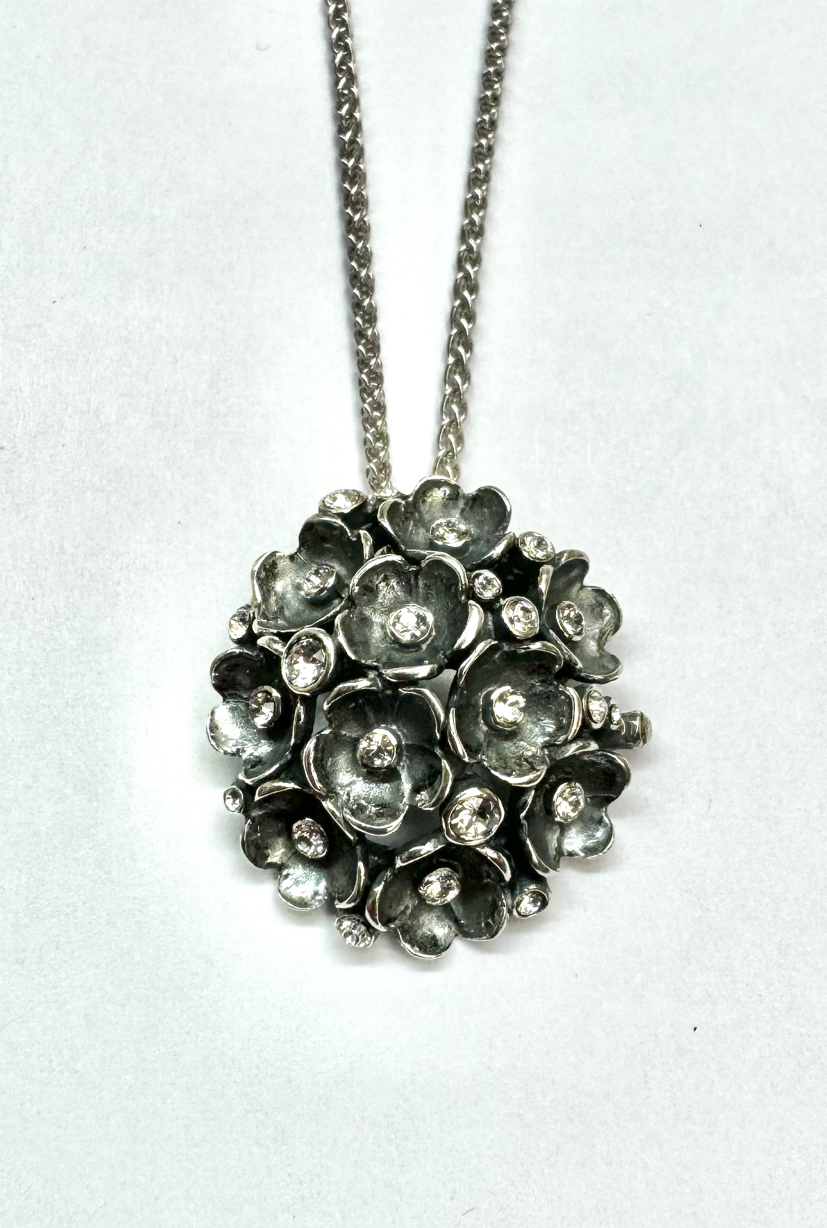Hanger met ketting bloem