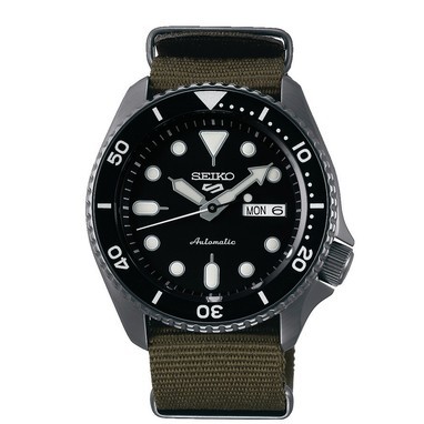 Dit trendy heren Seiko SRPD65K4 horloge beschikt over een quartz uurwerk en een prachtige groene band. De kleur van de ronde kast van dit herenhorloge is zwart. Het glas van dit horloge is gemaakt van sterk Hardlexglas. Dit prachtige horloge van Seiko is gemaakt van hardcoated staal.Met een kastgrootte van 42,5 mm en een dikte van 14 mm staat dit horloge jou vast erg goed. De wijzerplaat is zwart.