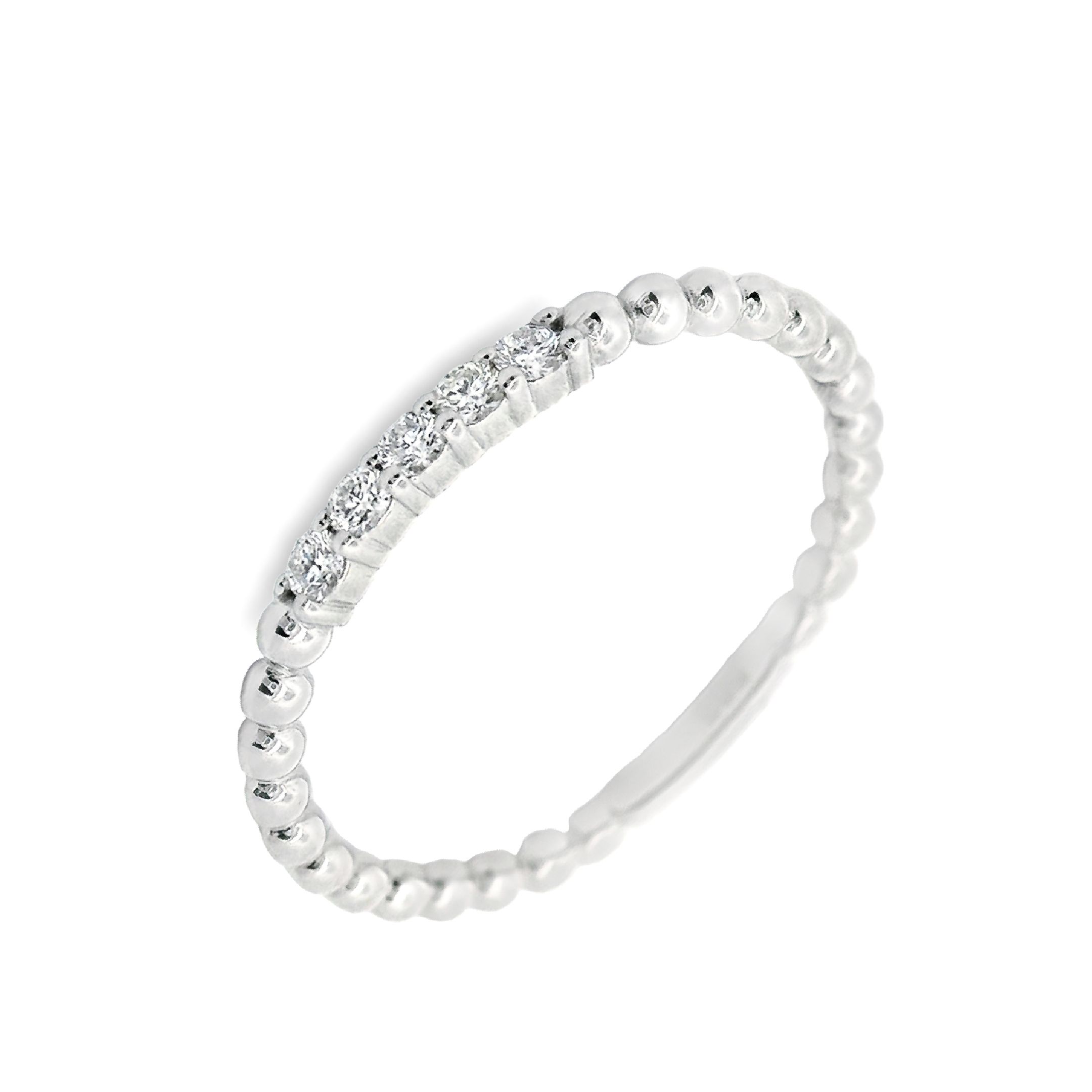 Deze ring van Louis Bros is vervaardigd uit 14 karaat witgoud (1.32 gr.) en is gezet met 5 briljant geslepen diamanten met een totaalgewicht van 0.07ct. De ring heeft een breedte van 1.5 mm, en een dikte van 1.5 mm. Deze ring bestaat uit onze lijn van exclusieve modellen sieraden met prachtige designs van hoge kwaliteit.
De ring is verkrijgbaar in meerdere afmetingen.
