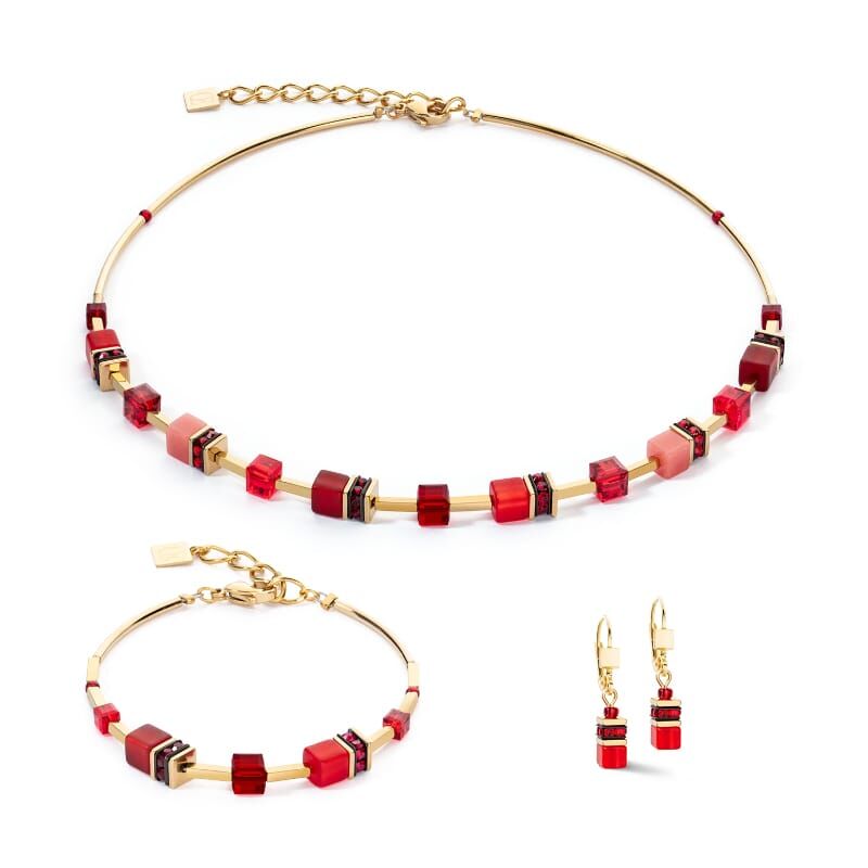 
De GeoCUBE® Iconic Lite- Staal vergulde armband in rood is de perfecte mix van lichtheid en elegantie met een casual touch. Het belichaamt op slimme wijze de samensmelting van hoogwaardige materialen en tijdloos design die typerend is voor COEUR DE LION. Het hart van deze armband wordt gevormd door de iconische GeoCUBES®, verkrijgbaar in een breed scala aan must-have kleuren.

Elk sieraad dat u bij COEUR DE LION bestelt, wordt u geleverd in een premium designetui en met een certificaat van echtheid.