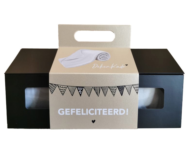 e afmetingen van de deken zijn 1400 x 1800 mm, en de verpakking is handig met afmetingen van 330 x 150 x 210 mm (inclusief handvat). Trakteer uzelf op de pracht van het "DekenKado"