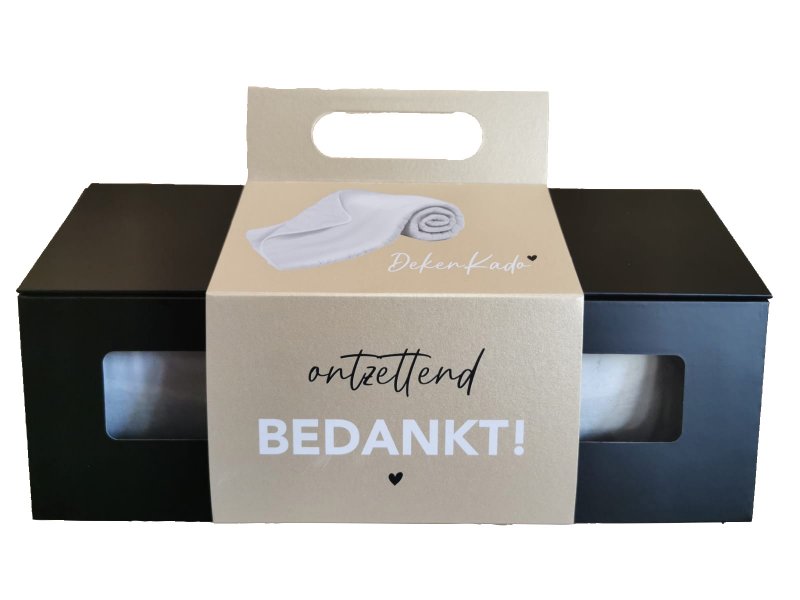 De afmetingen van de deken zijn 1400 x 1800 mm, en de verpakking is handig met afmetingen van 330 x 150 x 210 mm (inclusief handvat). Trakteer uzelf op de pracht van het "DekenKado"