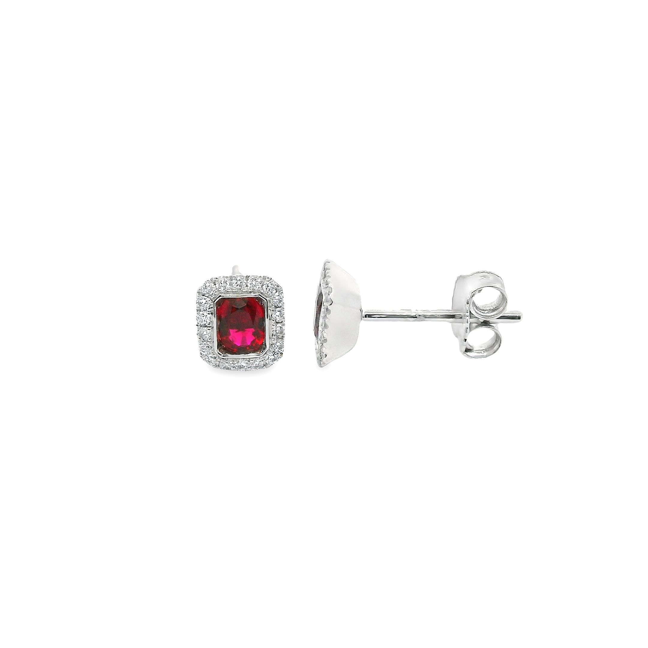 Deze oorstekers van Louis Bros zijn vervaardigd uit 14 karaat witgoud (1.39 gr.) en zijn gezet met 2 robijn 0.46ct en 36 briljant geslepen diamanten met een totaalgewicht van 0.12 ct. De oorsieraden hebben een diameter van 6 mm en een breedte van 5.5 mm. Deze oorstekers bestaat uit onze lijn van exclusieve modellen sieraden met prachtige designs van hoge kwaliteit.