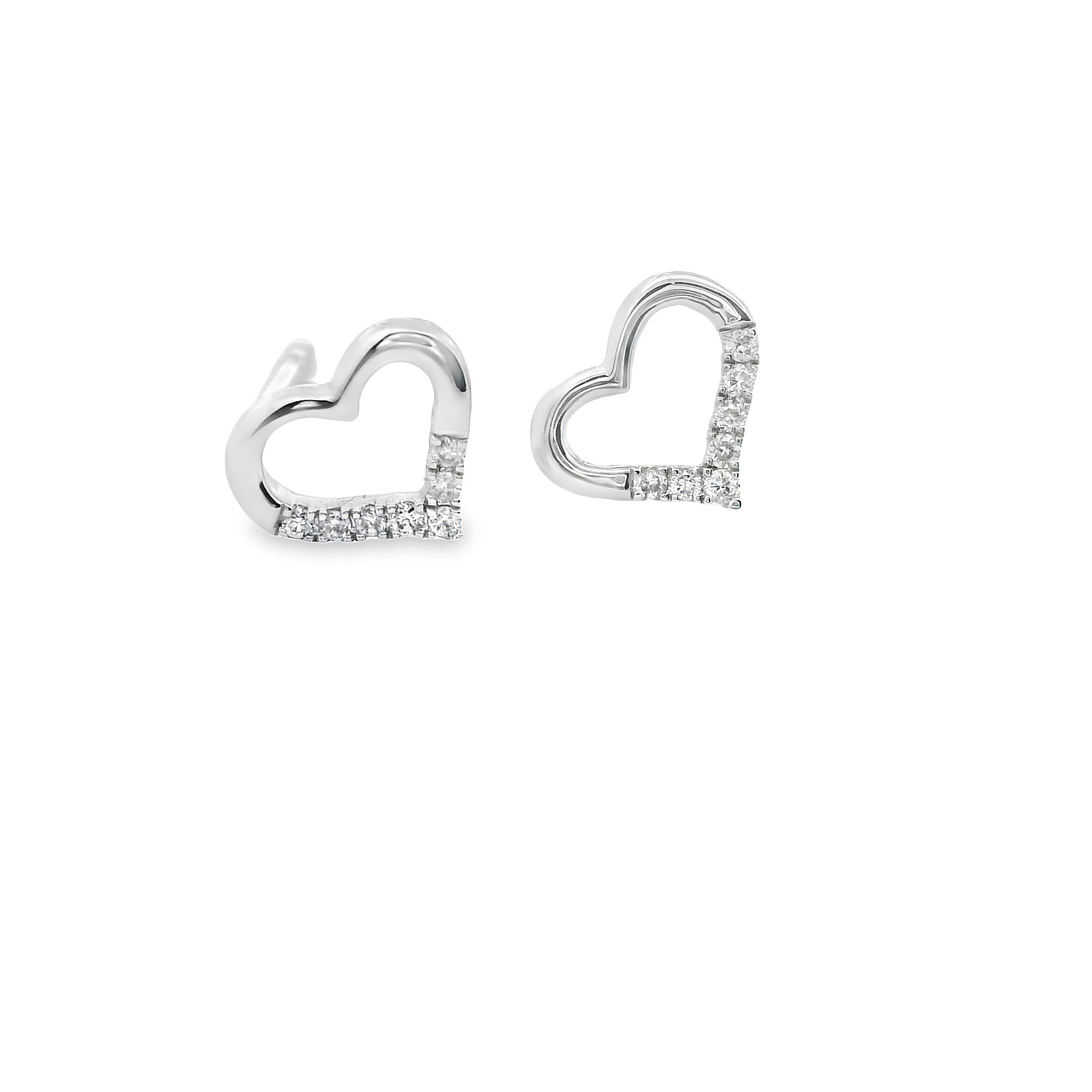 Deze oorstekers van Louis Bros zijn vervaardigd uit 14 karaat witgoud (1.05 g) en zijn gezet met 14 briljant geslepen diamanten met een totaalgewicht van 0.05 ct. De oorstekers hebben een diameter van 7.5 mm.
Verkrijgbaar vanaf 0.05 crt .
Leverbare goudkleuren: 14/18kts geelgoud, 14/18kts witgoud en 14/18kts roségoud