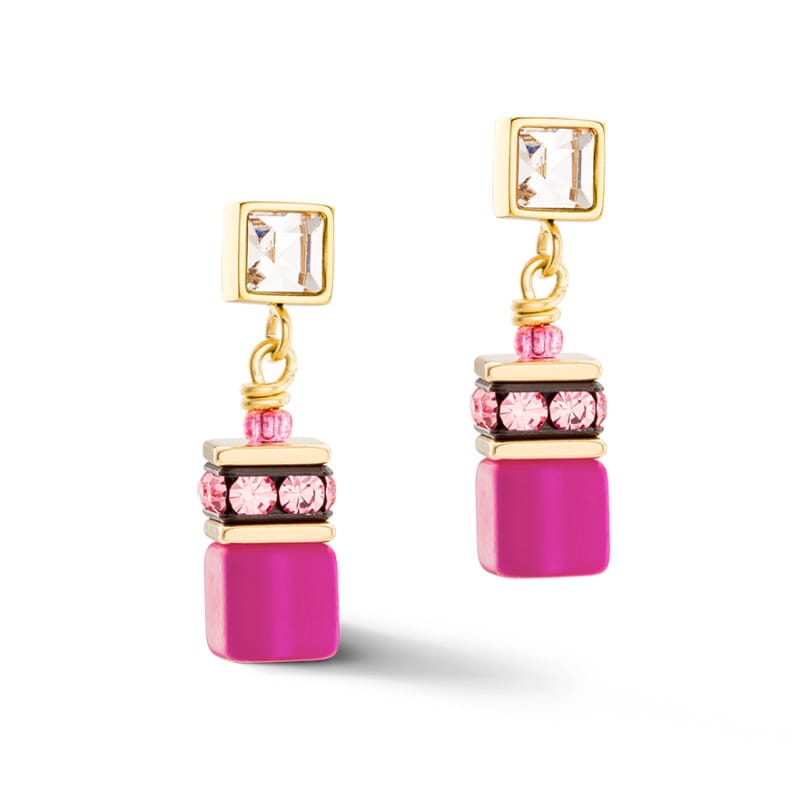 GeoCUBE® Iconic Chain oorbellen staal verguld magenta
De GEOCUBE® Iconic Chain-oorbellen in staal verguld  en magenta vormen een prachtige aanvulling op de GEOCUBE® Iconic Chain-ketting. Deze oorbellen maken deel uit van de nieuwe lijn in de Iconic GEOCUBE® serie en geven het klassieke GEOCUBE® design een trendy, moderne twist.

Elk sieraad dat u bij COEUR DE LION bestelt, wordt u geleverd in een premium designetui en met een certificaat van echtheid.