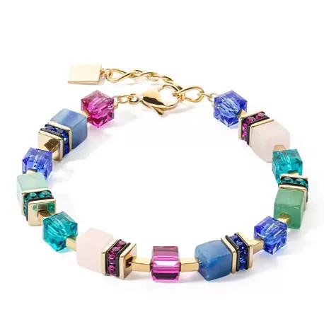 Deze gouden en veelkleurige GEOCUBE® Precious Statement armband maakt een stijlvolle toevoeging aan de ketting of oorbellen.