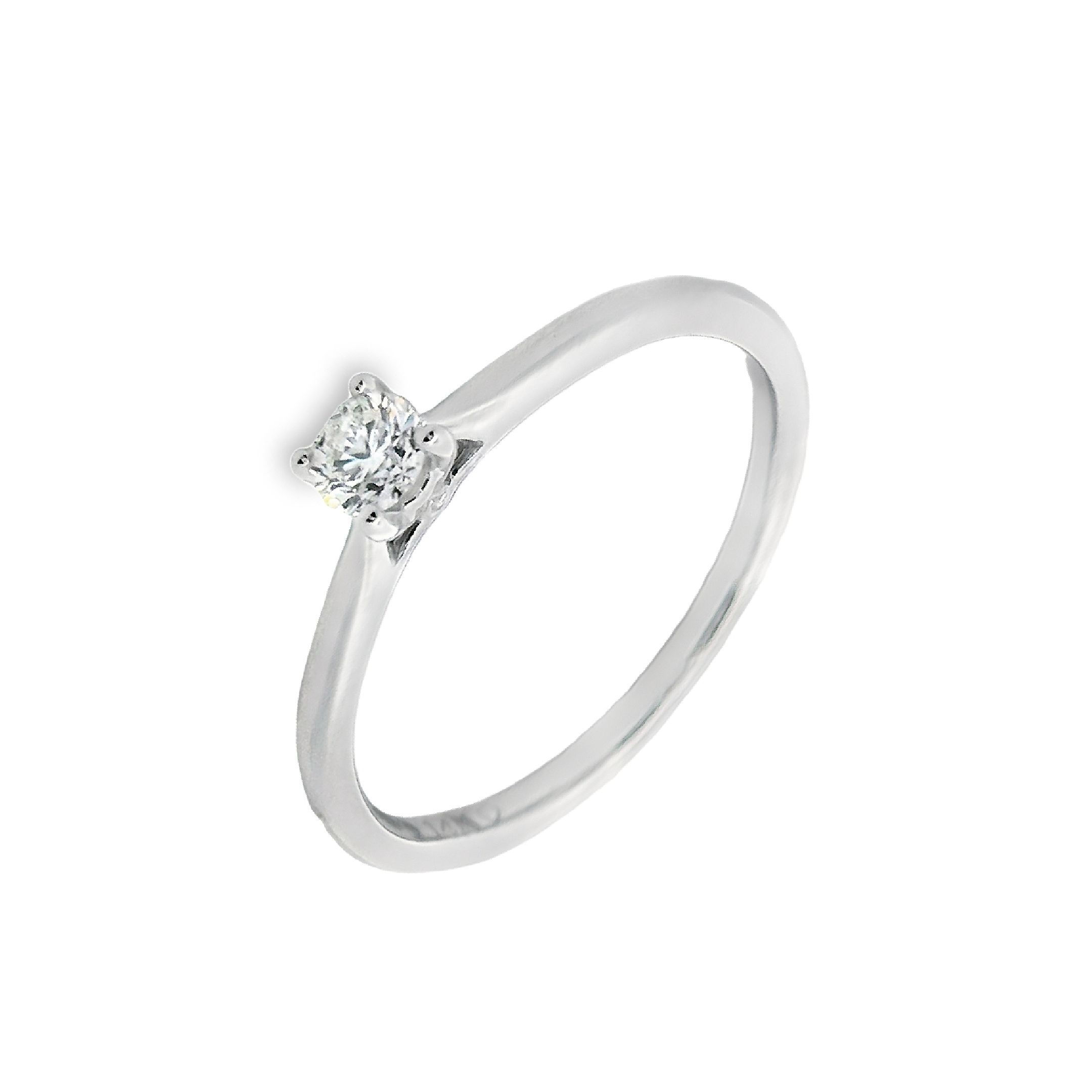 Deze ring van Louis Bros is vervaardigd uit 14 karaat witgoud (1.85 gr.) en is gezet met 1 briljant geslepen diamanten met een totaalgewicht van 0.15ct. De ring heeft een diameter van 3 mm, minimale breedte van 1.5 mm. en een hoogte van 4.5 mm. Deze ring straalt een tijdloze schoonheid uit, perfect voor iedere gelegenheid. Het minimalistische ontwerp en de glinsterende diamant maken deze ring tot een stijlvolle en verfijnde keuze. Met deze ring om je vinger voeg je een vleugje elegantie toe aan elke outfit. 
De ring is verkrijgbaar in meerdere afmetingen.