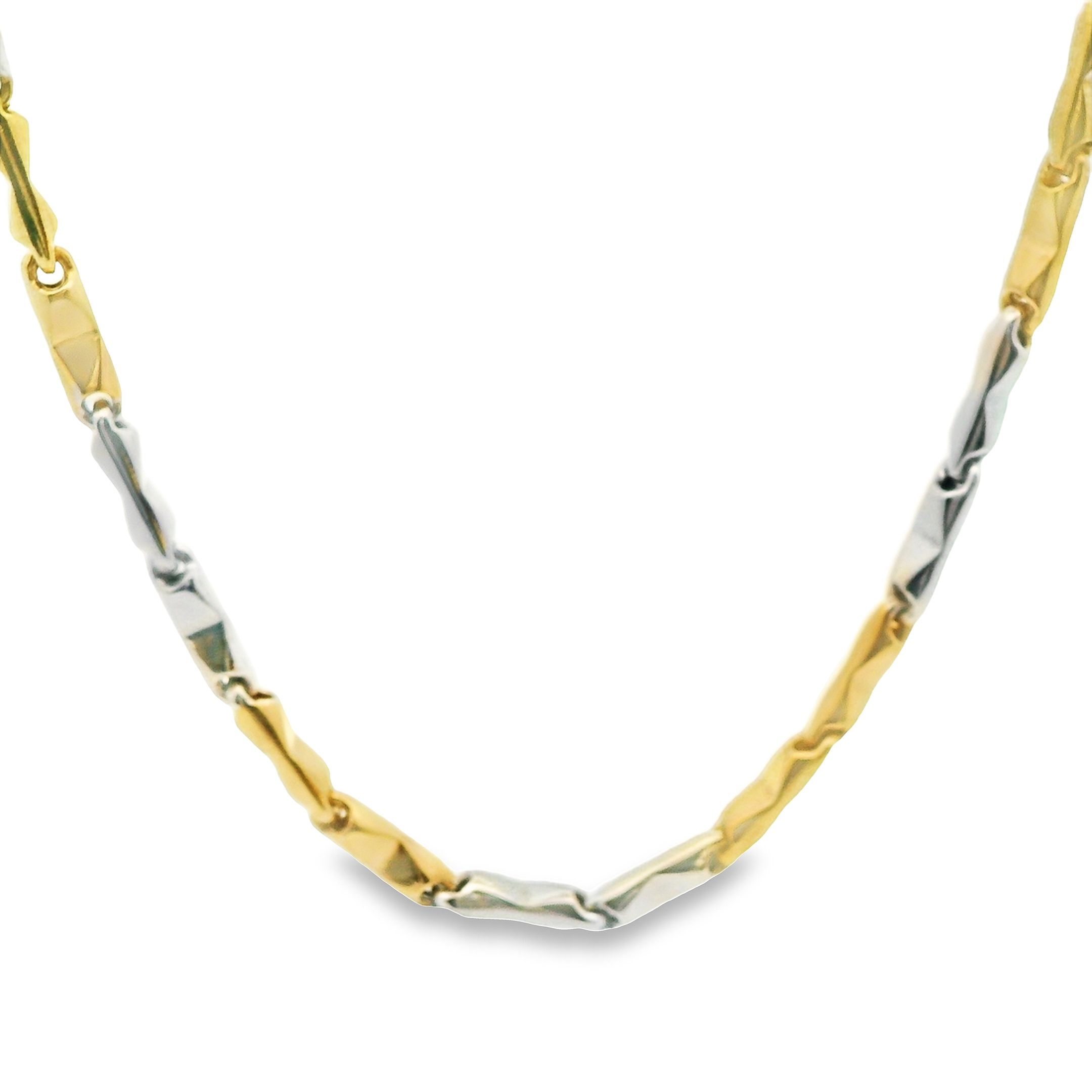 Dit collier van Louis Bros is vervaardigd uit 14 karaat bicolor (12.20 gr). Het collier heeft een lengte van 50 cm en een dikte van 3 mm. Dit collier is stijlvol, eenvoudig en gemakkelijk te combineren.
Wil je deze ketting graag zien en passen? Dat kan natuurlijk! Klik op reserveer en maak een afspraak om te bekijken. Wij zorgen er dan voor dat wij dit collier op voorraad hebben in de winkel op het moment dat jij graag langskomt.
Verkrijgbaar vanaf 40 cm.