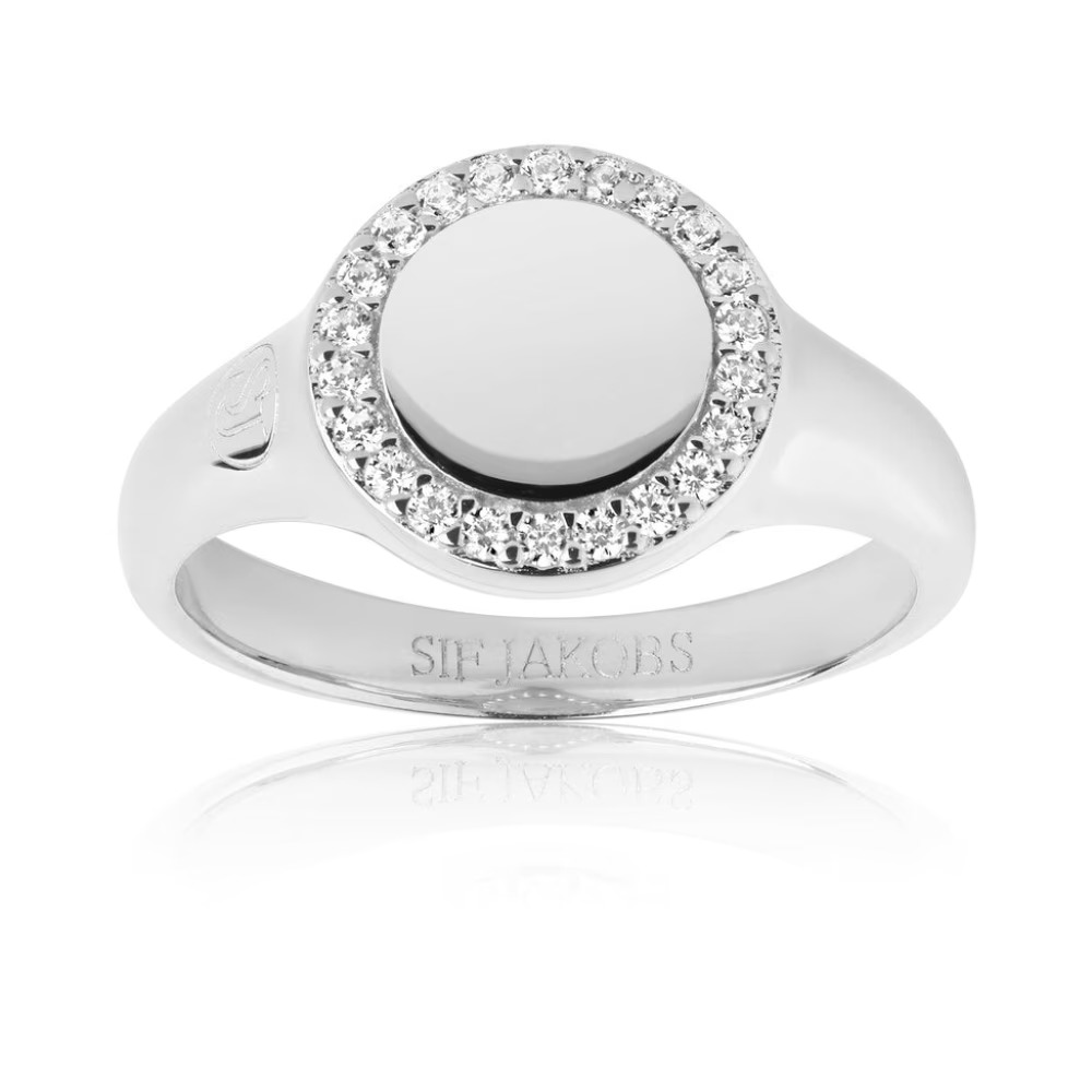 Verrijk je stijl met deze prachtige ring van Sif Jakobs Jewellery. Gemaakt van gerhodineerd  zilver, heeft deze ring een glanzend gepolijst oppervlak en facetgeslepen witte zirkonia. Met een hoogte van 11 mm is het de perfecte accessoire om een vleugje elegantie toe te voegen aan elke outfit
Ringen hoogte: 11 mm