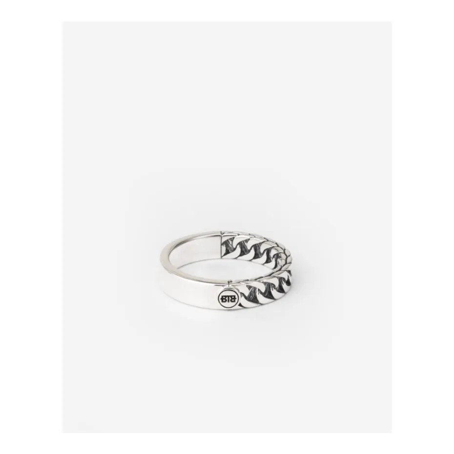 De Esther Small Dual Ring is vervaardigd uit gerecycled sterling zilver. Dankzij de combinatie van een gladde zijde en het geweven Esther-patroon is deze ring graveerbaar. Laat jouw persoonlijke verhaal versmelten met deze veelzijdige ring. Deze ring is kleiner dan de Esther Dual Ring, maar groter dan de Esther Mini Dual Ring, en daardoor perfect te combineren met andere sieraden uit de Esther-collectie van Buddha to Buddha. Ontworpen in Amsterdam en op duurzame wijze geproduceerd in Zuidoost-Azië. Wij geloven dat elk sieraad een eigen ziel heeft. Wat betekent dat voor jou?