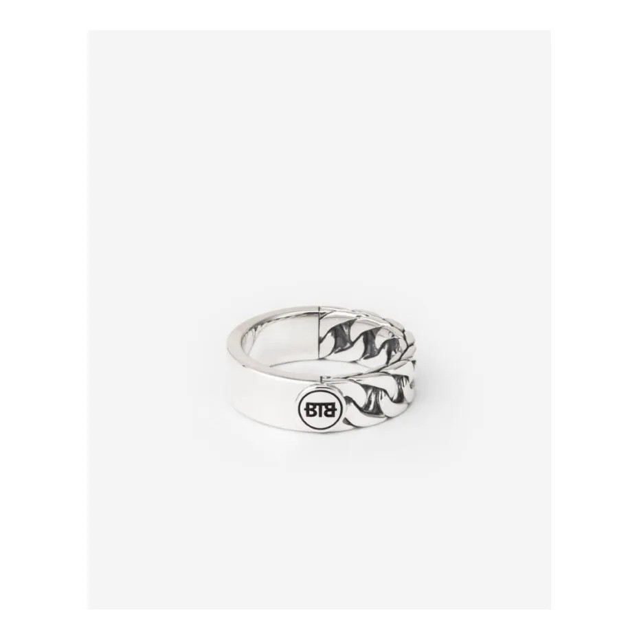 De Esther Dual Ring is vervaardigd uit gerecycled zilver. Dankzij de combinatie van een gladde zijde en het geweven Esther-patroon is deze ring graveerbaar. Laat jouw persoonlijke verhaal versmelten met deze veelzijdige ring. Deze ring is groter dan de Esther Mini en Small Dual Ring, en daardoor perfect te combineren met andere sieraden uit de Esther-collectie van Buddha to Buddha. 