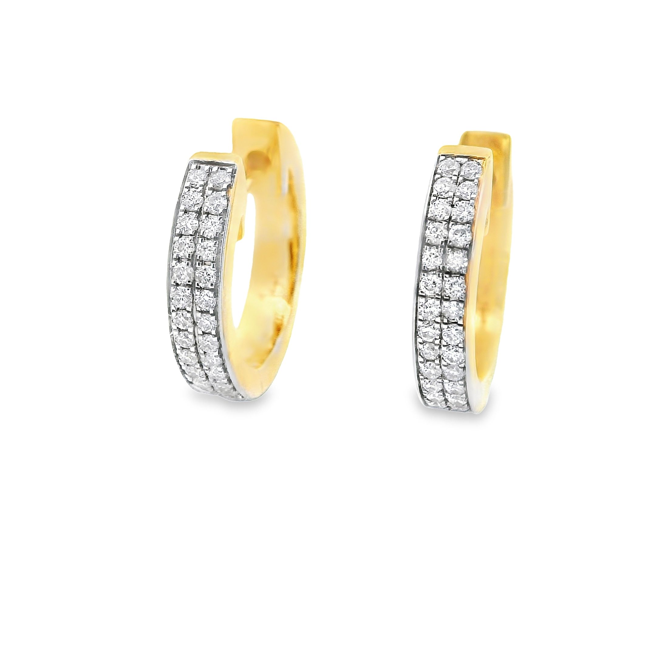 Deze oorringen van Louis Bros zijn vervaardigd uit 14 karaat bicolor en zijn gezet met 68 briljant geslepen diamanten met een totaalgewicht van 0.25 crt.

Verkrijgbaar vanaf 0,10crt .
Leverbare goudkleuren: 14/18kts geelgoud, 14/18kts witgoud, 14/18kts roségoud en alle bicolor combinaties.
