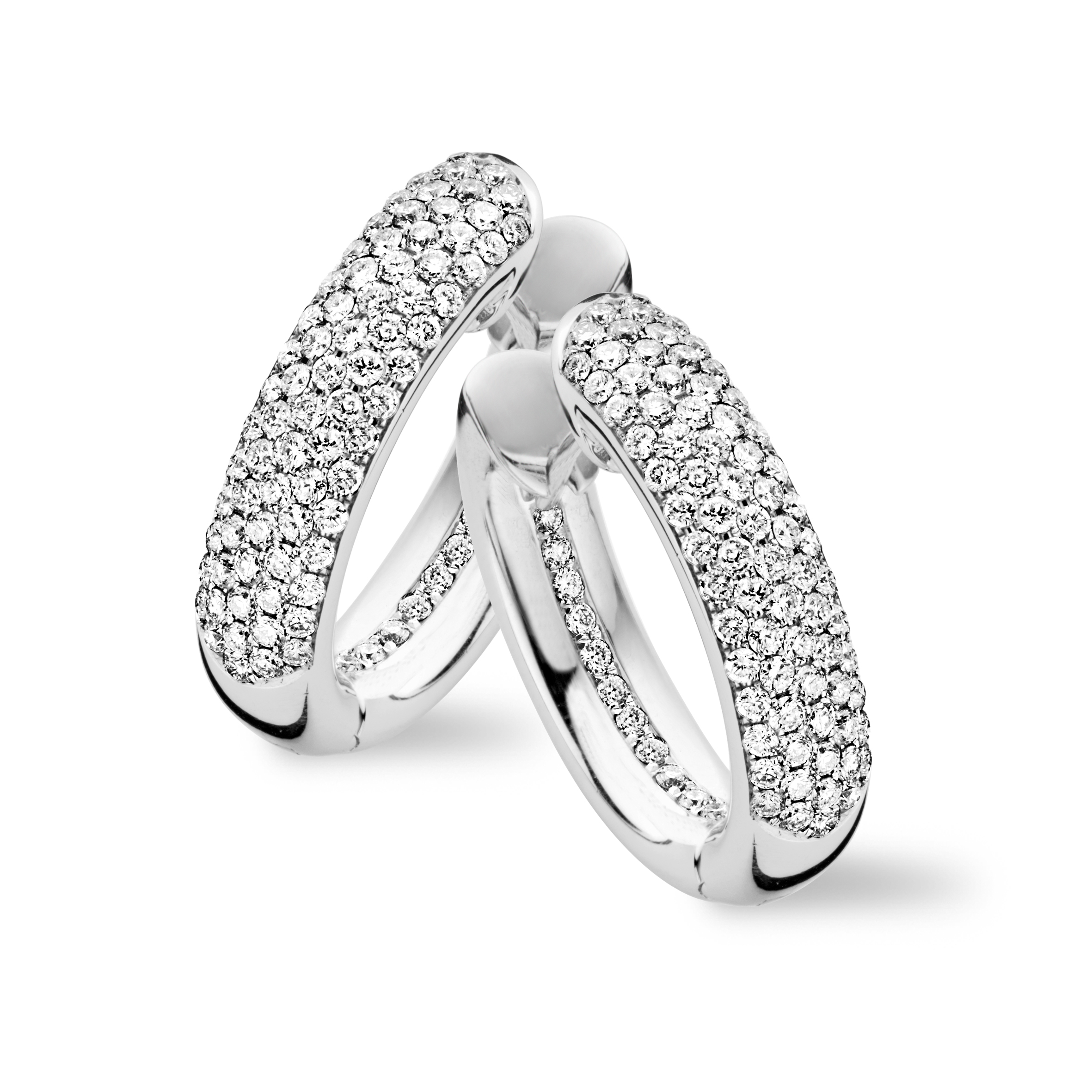 De Tirisi Jewelry Amsterdam Due oorringen, modelnummer TE9183DWN, zijn elegante creolen die de perfecte balans tussen stijl en verfijning bieden. Ideaal om zowel casual als formele looks te complimenteren, zijn deze sieraden veelzijdig en tijdloos. Voor een stijlvolle uitstraling draag je ze met opgestoken haar zodat de prachtige details tot hun recht komen. Perfect voor elke gelegenheid.