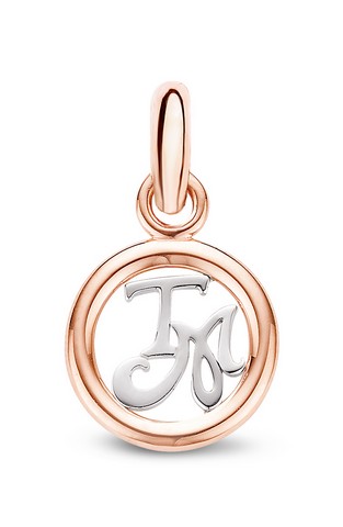 De Tirisi Moda Copacabana charm, modelnummer TM6066(2P), heeft een stijlvolle Tirisi Moda hanger. Deze charm combineert verfijning en modern design, perfect voor elke gelegenheid. Draag het aan een armband of ketting voor een elegante touch aan je outfit. Veelzijdig en tijdloos, het voegt een vleugje luxe toe aan jouw dagelijks leven.