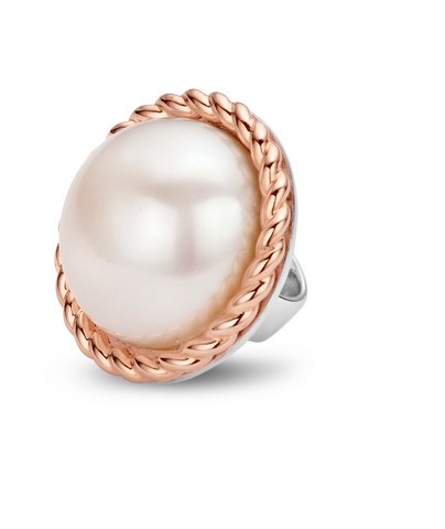 De Tirisi Moda Copacabana charm met modelnummer TM6121PW(2P) is een elegante hanger onder de categorie juweel. Perfect om te combineren met een verfijnde ketting voor een stijlvolle look. Draag deze charm als een subtiel accent bij zowel casual als zakelijke outfits voor een verfijnde uitstraling. Een veelzijdig accessoire voor elke gelegenheid.