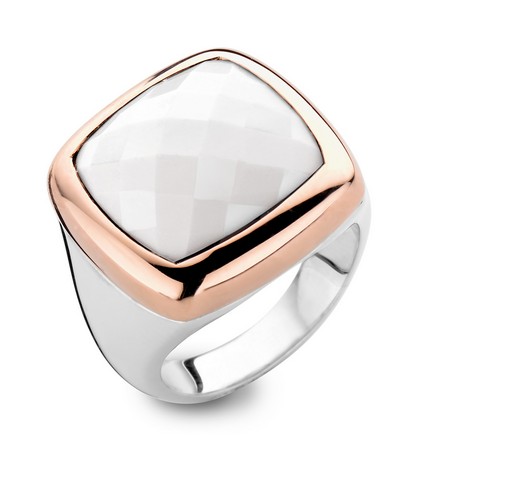 De Tirisi Moda Palm Beach ring, modelnummer TM1000WAG(2P), is een verfijnde juweelring die elegantie uitstraalt. Ideaal voor dagelijks gebruik of speciale gelegenheden. Draag deze ring als een statement piece aan je ringvinger of combineer met andere accessoires voor een gelaagde look. Voeg een subtiele glans toe aan elke outfit met deze prachtige ring.