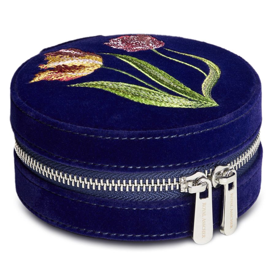 Deze Royal Asscher Round Travel Case in marineblauw is perfect voor het veilig opbergen van je sieraden. De case heeft een luxe uitstraling en is voorzien van het iconische Royal Asscher logo.