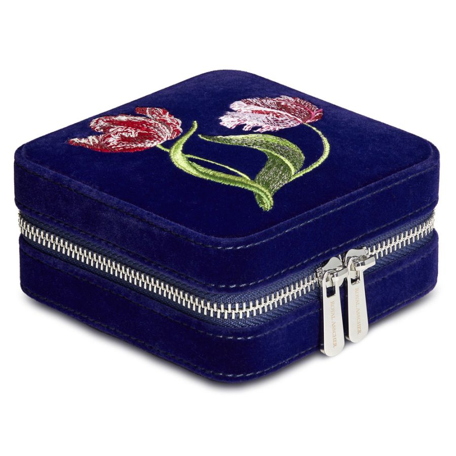 Deze Royal Asscher Round Travel Case in marineblauw is perfect voor het veilig opbergen van je sieraden. De case heeft een luxe uitstraling en is voorzien van het iconische Royal Asscher logo.