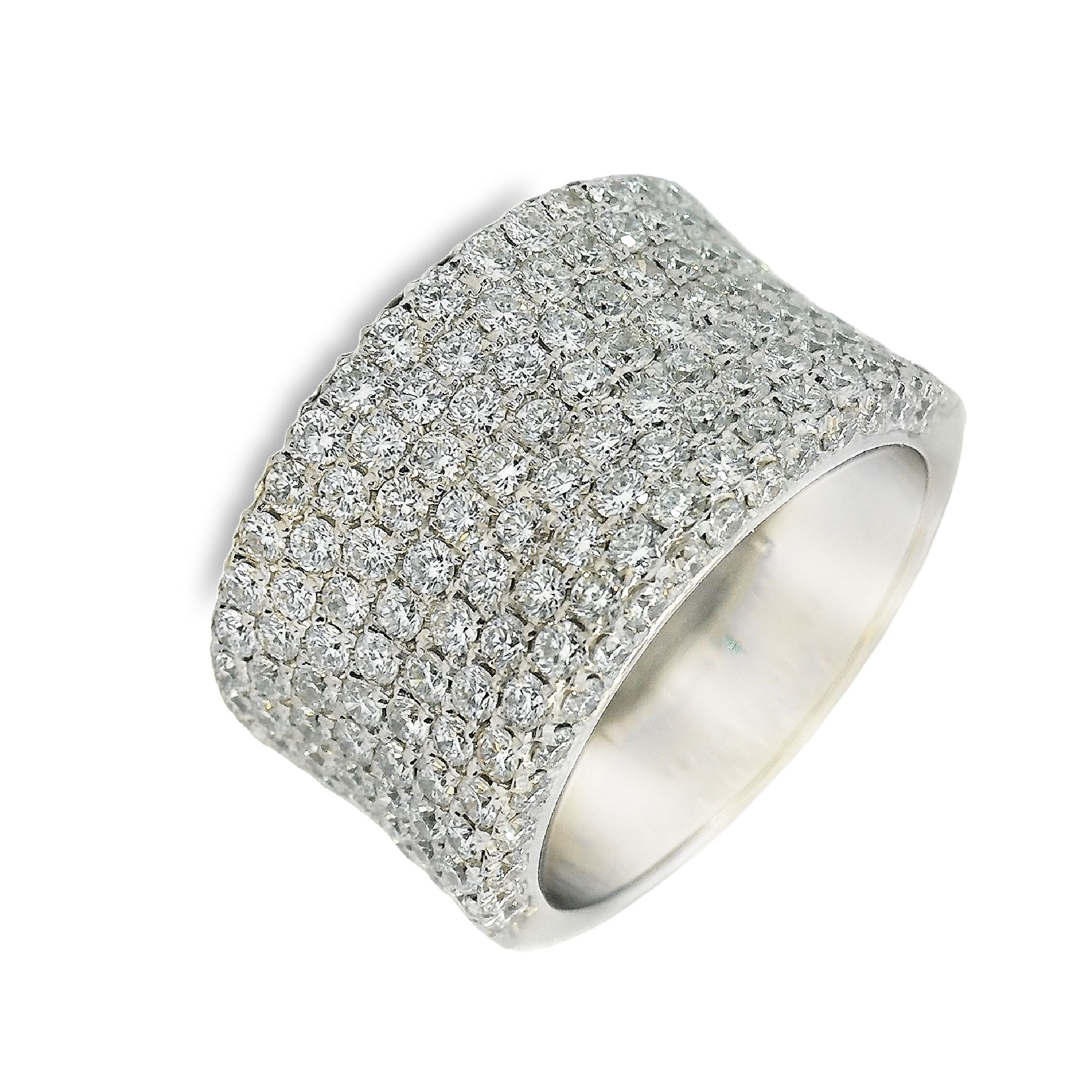 Deze exclusieve ring van Louis Bros is vervaardigd uit 14 karaat witgoud (14.5 gr.) en is gezet met 300 briljant geslepen diamanten met een totaalgewicht van 3.00 ct. De ring heeft een breedte van 13 mm en dikte van 2.5 mm .Met deze ring om je vinger ben jij het stralende middelpunt bij elke gelegenheid. Deze ring bestaat uit exclusievere modellen sieraden met prachtige designs en van hoge kwaliteit . 
De ring is verkrijgbaar in meerdere afmetingen.