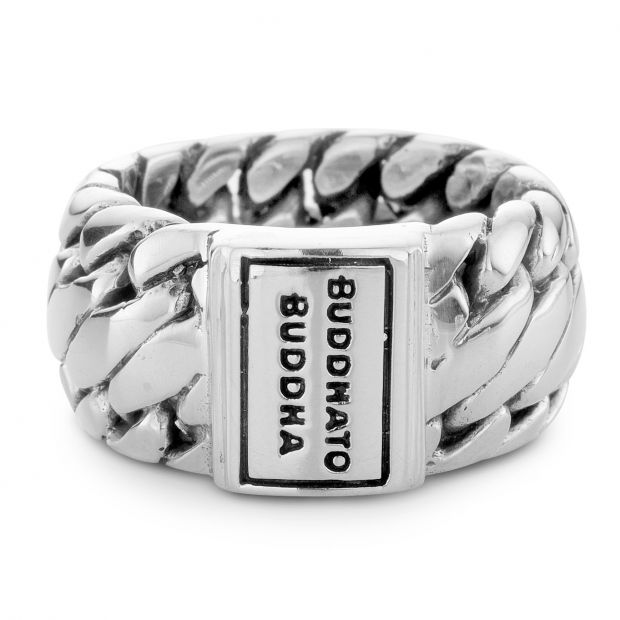 Afgeleid van de iconische Ben schakel kan deze Ben Ring met recht een klassieker genoemd worden. Handgemaakt en tijdloos zoals alle Buddha to Buddha sieraden. De sterling zilveren ring laat zich perfect combineren met andere Buddha to Buddha sieraden en geeft jouw outfit een stoere twist. De Ben Ring is breder dan de Ben Small Ring. Deze ring valt binnen categorie brede ringen.

Eigenschappen
Maat	22
Collectie	Ben
Lengte mm	29.5
Materiaal	Zilver
Breedte mm	12.8
Geslacht	Unisex