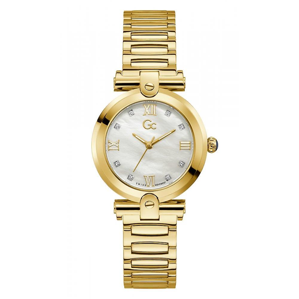 
Gc Ladies Fusion Lady Gold Watch Y96002L1MF Verzet je niet tegen de charme van de Gc FUSION De slanke 34mm kast voor de grote versie maakt van de Gc FUSION en zijn nieuwe Iconische T-bar bevestiging de nieuwe Gc horloges beeltenis. De witte elegante parelmoeren wijzerplaat is gezet met kristallen op de indices en Romeinse nummers op 3, 6, 9 en 12 uur, perfect passend bij de volledig geelgouden kast en armband. Swarovski - YesCeramic - NoDial Colour - WhiteDial Finish - Mother of PearlCase Colour - Yellow GoldCase Finish - PolishedCase Material - Stainless SteelCase Shape - RoundCase Shape - RoundCase Crystal - Mineral CrystalBand Colour - Yellow GoldBand Finish - PolishedBand Material - Stainless SteelBand Closure - Deployment BuckleATM - 100Product Story - Ladies Yellow GoldSwiss Type - Swiss Movement - MIFMovement - Quartz AnalogCase Diameter - 34 mmAlle Gc-producten worden perfect gepresenteerd in Gc verpakking met doos en certificaat van echtheid. Gc garandeert het volledige assortiment merkproducten met een volledige garantie, die productie- en materiaalfouten dekt voor een periode van maximaal twee jaar vanaf de datum van aankoop. GC Horloges Categorieën - Dames Materiaal - Roestvrij Staal / Kristal
