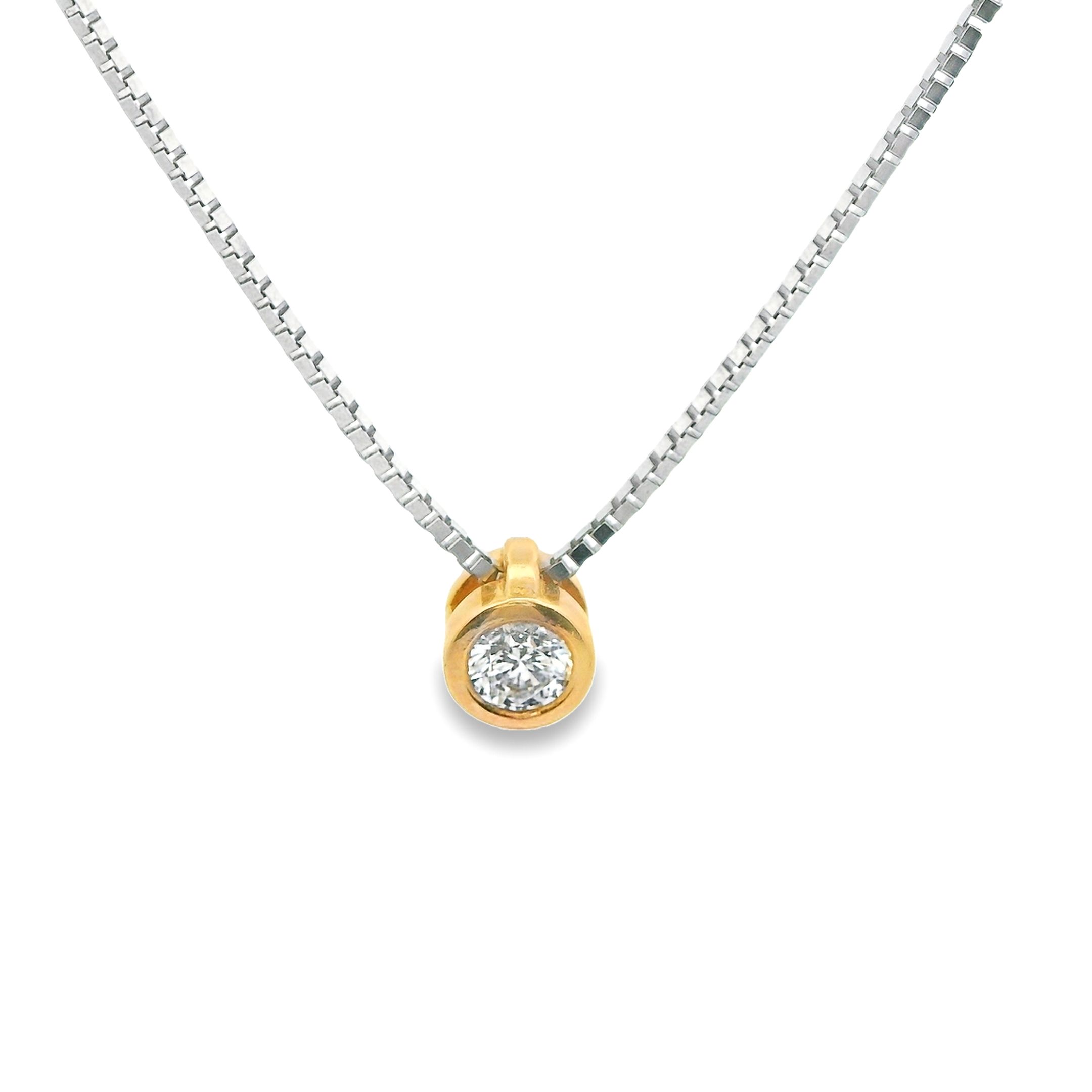 Deze hanger (met collier) van Louis Bros is vervaardigd uit 14 karaat roségoud (2.73 gr.) en is gezet met 1 briljant geslepen diamanten met een totaalgewicht van 0.15 ct. De hanger heeft een diameter van 3.5 mm en een dikte van 2.5 mm.
Verkrijgbaar vanaf 0.05crt .
Leverbare goudkleuren: 14/18kts geelgoud, 14/18kts witgoud, 14/18kts roségoud en alle bicolor combinaties.