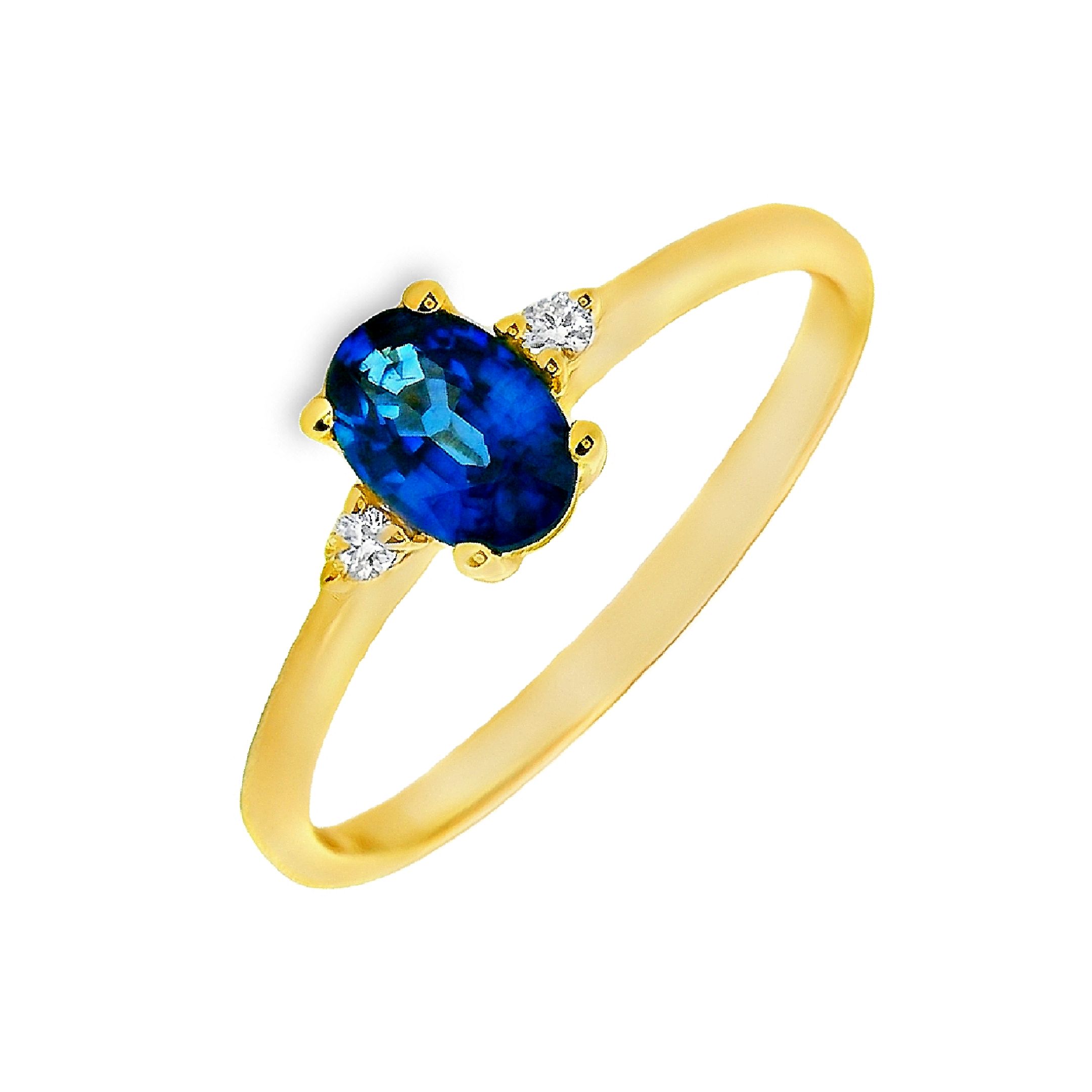 Deze ring van Louis Bros is vervaardigd uit 14 karaat geelgoud (1.42 gr.) en is gezet met 2 briljant geslepen diamanten met een totaalgewicht van 0.3ct en 1 saffier 0.52ct. De ring heeft een diameter van 6 mm, minimale breedte van 1 mm. en een hoogte van 4.5 mm. Deze ring straalt elegantie en verfijning uit. Het middelpunt van de ring is een schitterende saffier, omringd door twee sprankelende diamantjes die de saffier accentueren. De combinatie van de diepblauwe kleur van de saffier en de helderheid van de diamantjes zorgt voor een betoverend contrast. Bovendien is deze ring verkrijgbaar met de keuze tussen smaragd of robijn als alternatieve edelstenen, waardoor je de ring kunt personaliseren naar jouw voorkeur. Of het nu als een speciaal cadeau is of als een prachtig sieraad voor jezelf, deze ring zal zeker de aandacht trekken en bewondering oogsten.
De ring is verkrijgbaar in meerdere afmetingen.