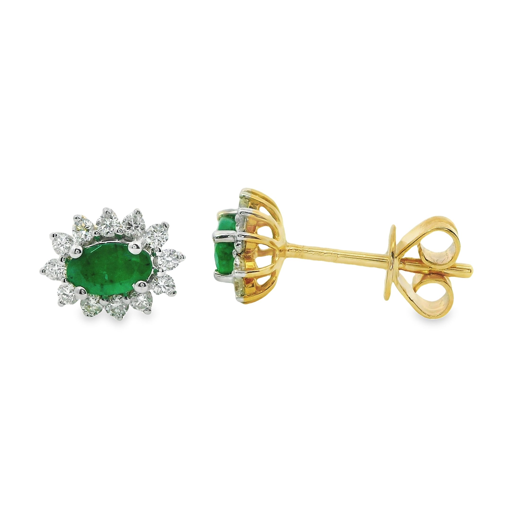 Deze oorstekers van Louis Bros zijn vervaardigd uit 14 karaat geelgoud (1.31 gr.) en zijn gezet met 24 briljant geslepen diamanten met een totaalgewicht van 0.20ct. En 2 smaragd 1.50ct  De Oorsieraden hebben een diameter van 7.5 mm en een breedte van 6 mm.
In een spel van sublieme elegantie en tijdloze schoonheid, schitteren deze gele gouden oorstekers als kostbare juwelen uit een droom. Met een weelderige combinatie van levendige groene smaragden en stralende diamanten die rondom zijn gezet, vangen ze het licht op een betoverende manier op.
Het hart van deze oorstekers wordt gevormd door prachtige smaragden, elke steen een oase van groen, bruisend van leven en vitaliteit. Hun diepe kleur doet denken aan de weelderige bossen en weidse velden, een symbool van vernieuwing en groei. Omringd door de warme gloed van gele gouden zettingen, worden de smaragden geaccentueerd en verheven tot ware kunstwerken van de natuur.