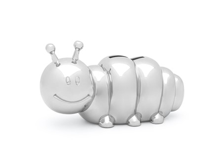 De Spaarpot Rups Verzilverd, is een prachtig geboortegeschenk dat valt onder de categorie geboorteartikelen. Deze zilveren spaarpot in de vorm van een rups fungeert als een stijlvol en functioneel decoratief object voor de kinderkamer. Het beste gebruik is om het op een zichtbare plek te zetten waar het als charmante decoratie én als spaargadget dient.