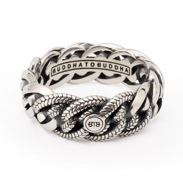 600Nathalietexture16
Onze Nathalie Small Textuur Ring heeft een uniek ontwerp. Het prachtige ontwerp van de Nathalie schakel loopt door de hele ring, inclusief het middenstuk, waardoor er een krachtig geheel ontstaat. Combineer deze krachtige ring met de bijpassende Small of XS-armband om een waanzinnige look te creëren. Deze ring voegt een opvallende uitstraling toe aan onze bekende Nathalie schakel. 