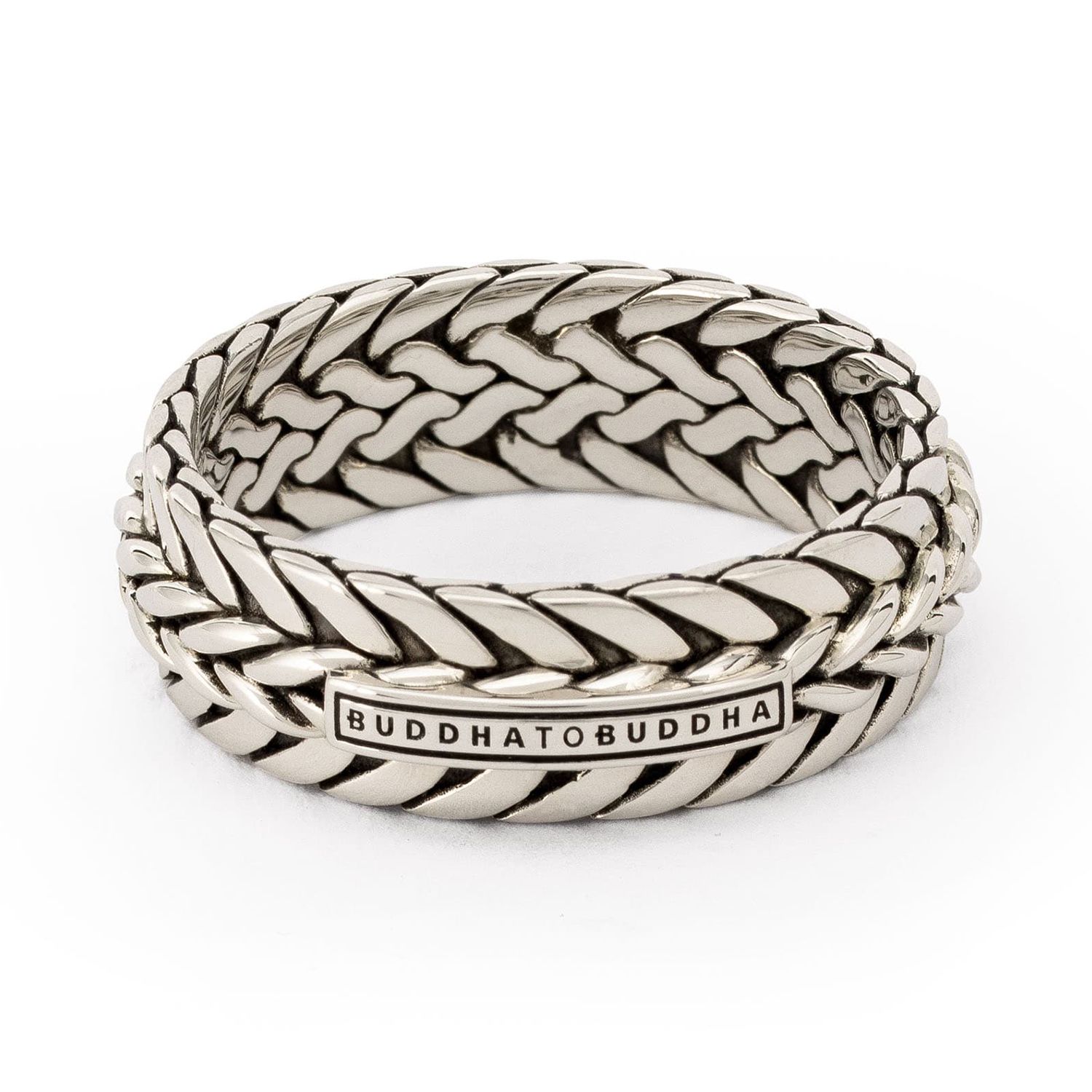 Omarm deze prachtige ring die past bij onze Ellen/Nurul mix armband. Handgemaakt met precisie, laat deze ring een nieuwe weeftechniek zien geïnspireerd op twee tijdloze klassiekers: Nurul en Ellen. De rijke en verfijnde structuur van de ring weerspiegelt de naadloze vermenging van deze iconische ontwerpen. Maak je look compleet met de bijpassende zilveren of lederen armband en omarm de kracht van onze sieraden, die jouw eigen unieke stijl weerspiegelen. Ethiek en esthetiek smelten samen in dit product. Handgemaakt van gerecycled zilver, om een leven lang mee te gaan.