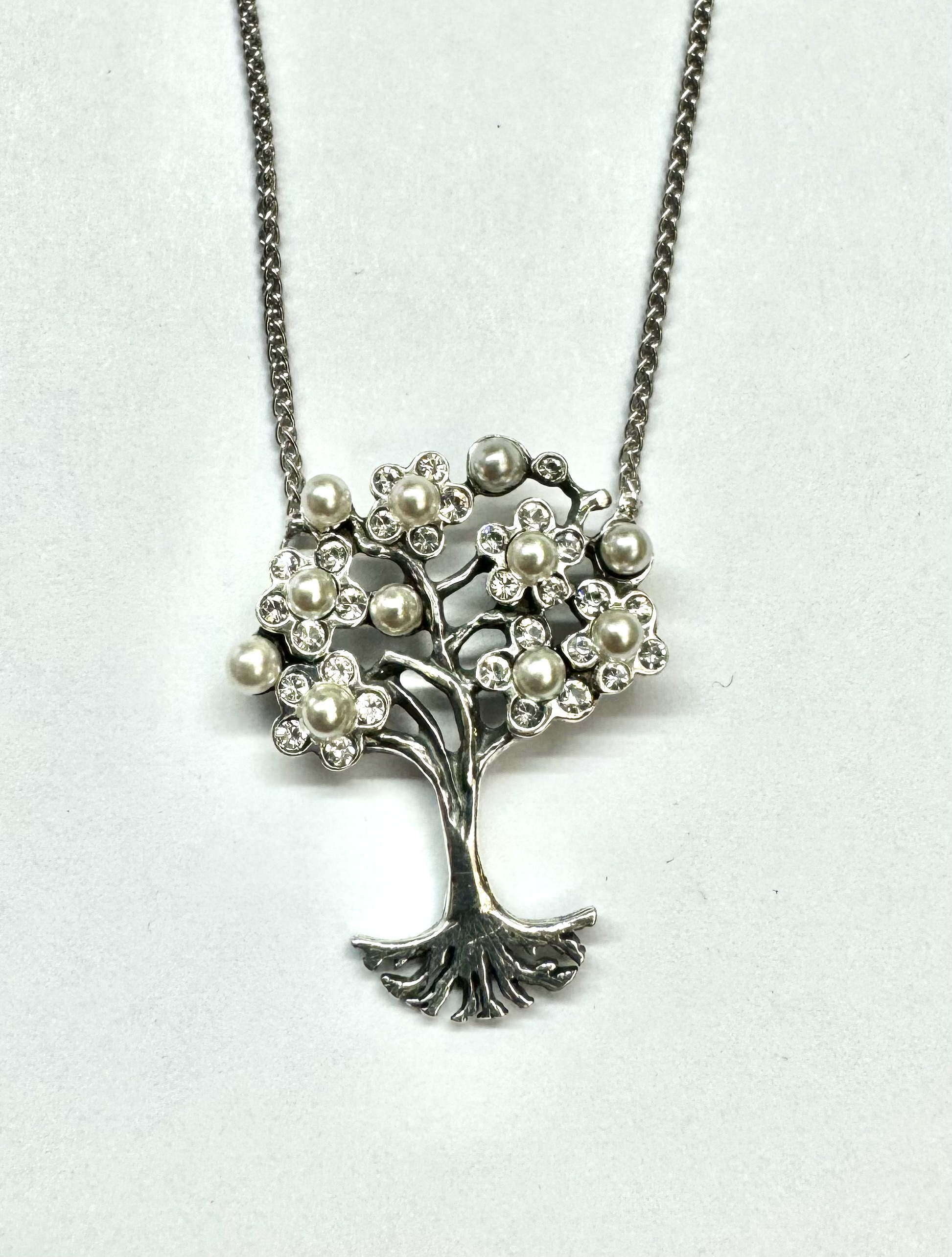 Zilveren ketting met levensboom bezet met parel en zirkoon