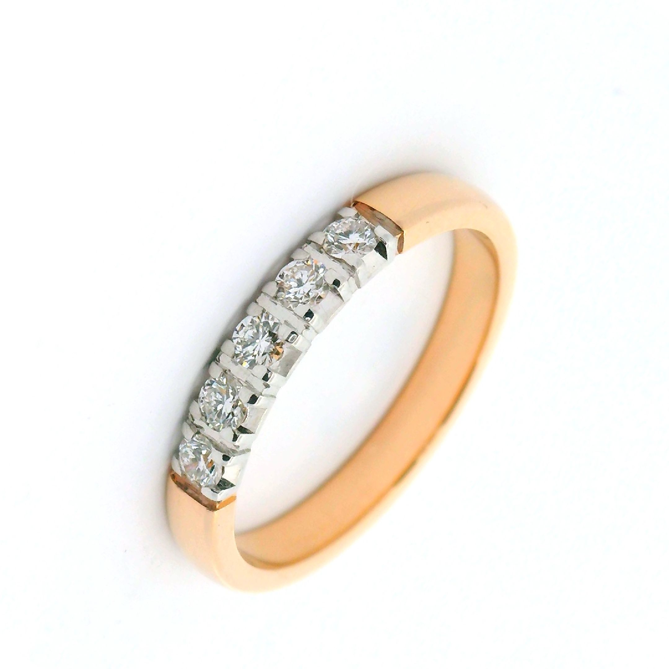 Deze ring van Louis Bros is vervaardigd uit 14 karaat roségoud met wit rhodium (3.39 gr) en is gezet met 5 briljant geslepen diamanten met een totaalgewicht van 0.25 crt. Een roségouden ring straalt een warme en romantische uitstraling uit, terwijl de witte zetting een prachtig contrast creëert. Deze combinatie van kleuren en materialen zorgt voor een elegante en tijdloze uitstraling. Het is een perfecte keuze voor iemand die houdt van stijlvolle en verfijnde sieraden. Of het nu voor een speciale gelegenheid is of gewoon als een dagelijkse blikvanger, deze roségouden ring met witte zetting zal zeker de aandacht trekken en een blijvende indruk achterlaten.

Verkrijgbaar vanaf 0.10crt .
Leverbare goudkleuren: 14/18kts geelgoud, 14/18kts witgoud, 14/18kts roségoud en alle bicolor combinaties.