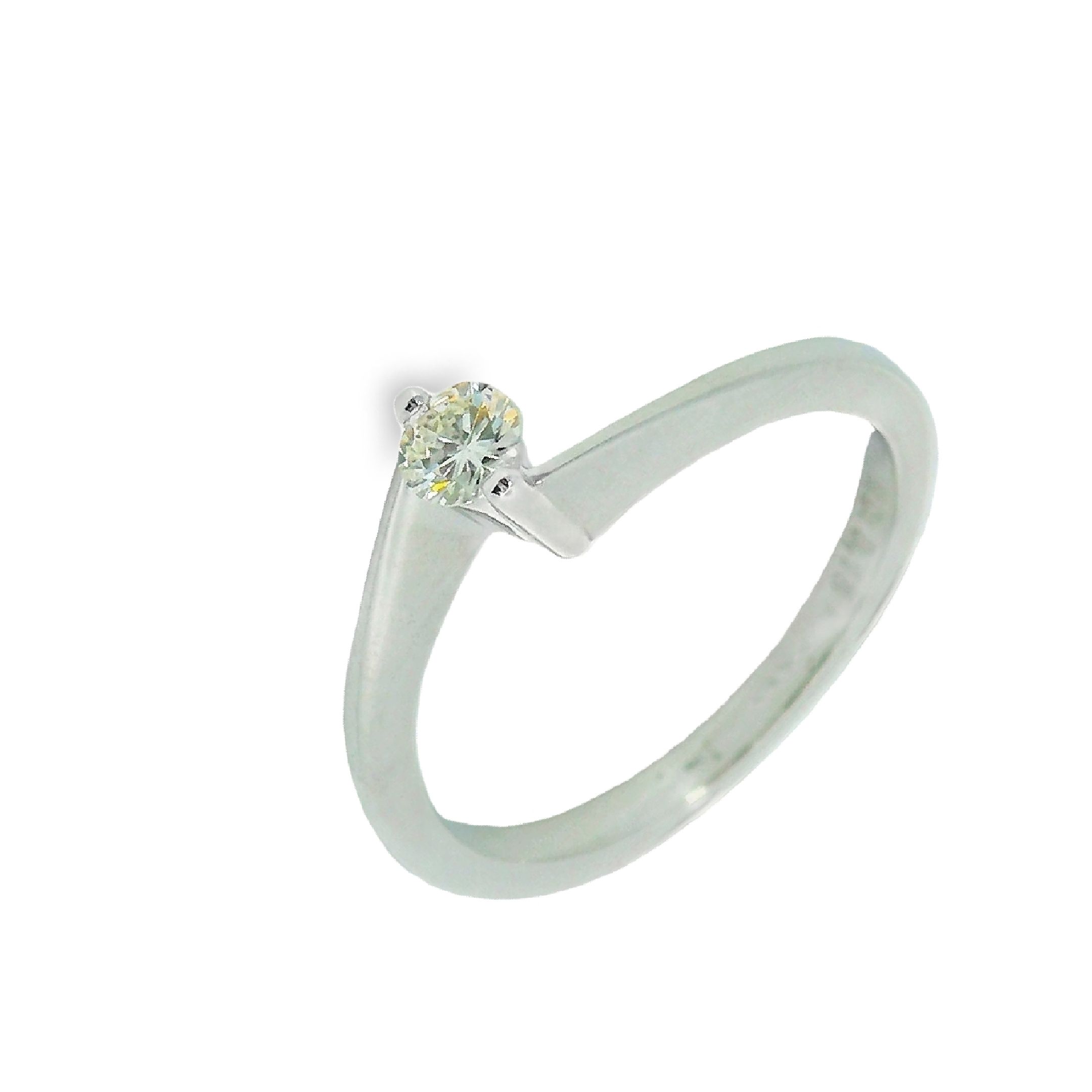 Deze ring van Louis Bros is vervaardigd uit 18 karaat witgoud (3.45 gr.) en is gezet met 1 briljant geslepen diamanten met een totaalgewicht van 0.18ct. De ring heeft een diameter van 5 mm, minimale breedte van 1.5 mm. en een hoogte van 6 mm. Deze adembenemende witgouden solitaire ring met een schitterend steentje is de perfecte keuze voor een speciale gelegenheid. De combinatie van het elegante witgoud en het stralende steentje zorgt voor een tijdloos en stijlvol design. Laat deze prachtige ring de blikvanger zijn van elke outfit en laat het de liefde en verbondenheid symboliseren. Een betoverende keuze voor die ene speciale persoon in je leven.
De ring is verkrijgbaar in meerdere afmetingen.