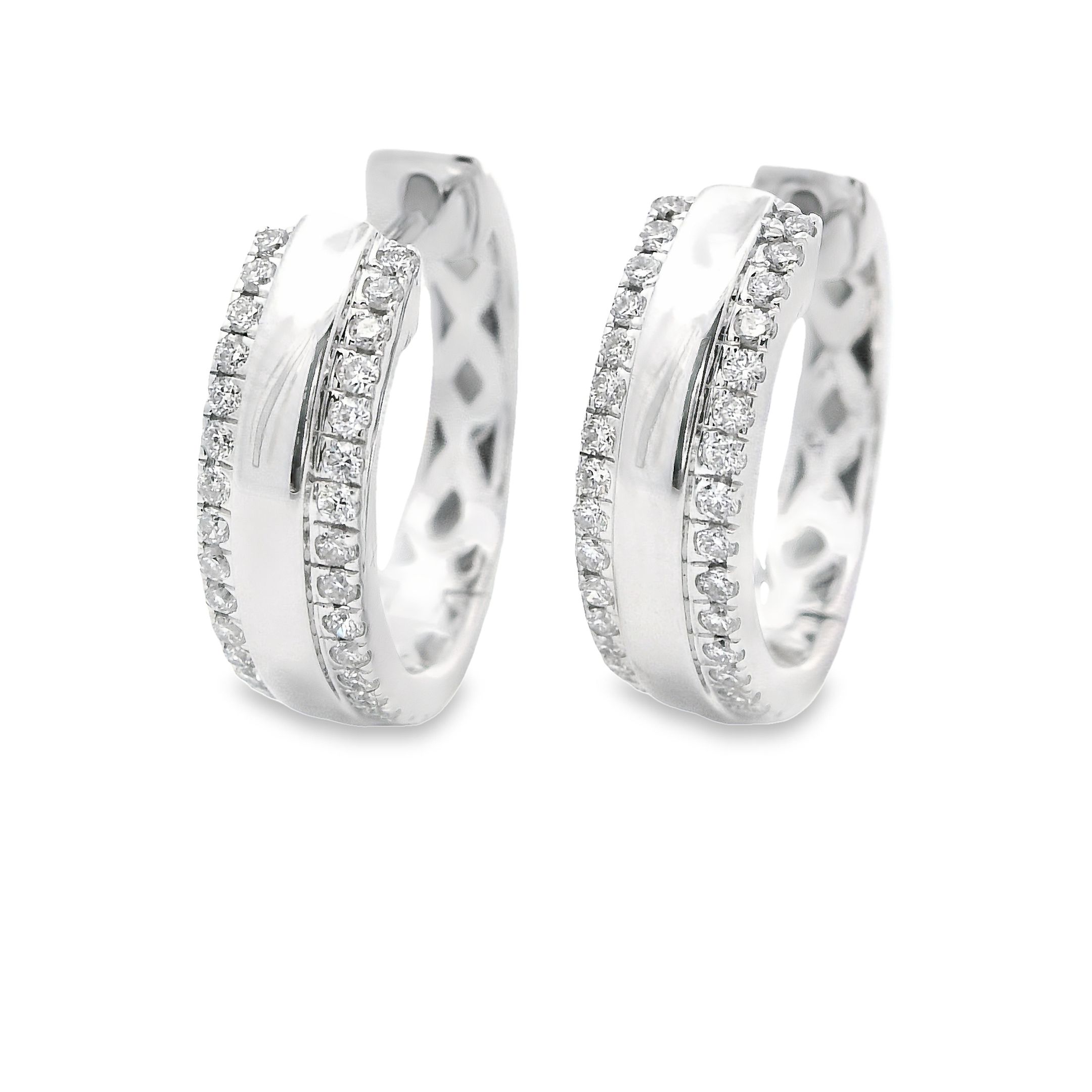 Deze oorringen van Louis Bros zijn vervaardigd uit 14 karaat witgoud(5 gr) en zijn gezet met 64 briljant geslepen diamanten met een totaalgewicht van 0.29 crt. De Oorsieraden hebben een diameter van 16.5 mm, en een breedte van 4.5 mm. En een dikte van 2mm.

Verkrijgbaar vanaf 0,10crt .
Leverbare goudkleuren: 14/18kts geelgoud, 14/18kts witgoud, 14/18kts roségoud en alle bicolor combinaties.