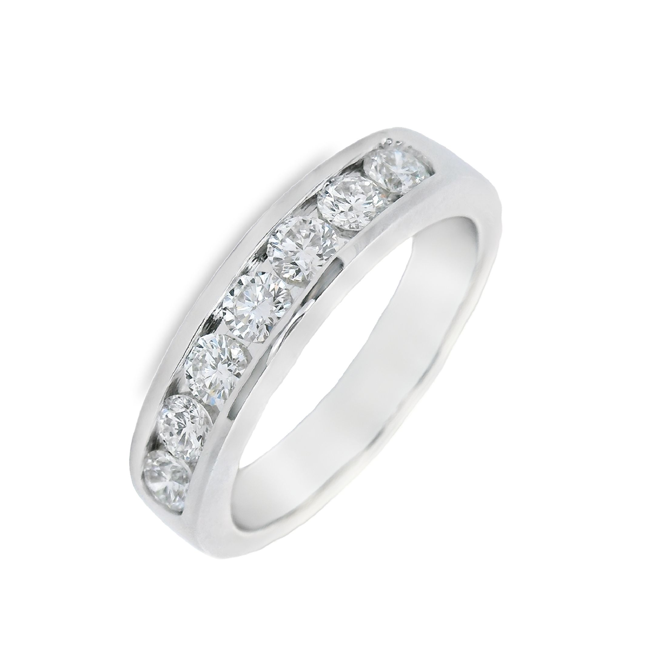 Deze exclusieve ring van Louis Bros is vervaardigd uit 14 karaat witgoud (5.70 gr.) en is gezet met 7 briljant geslepen diamanten met een totaalgewicht van 0.70 ct. De ring heeft een breedte van 4.5 mm en dikte van 2.5 mm. Met deze ring om je vinger ben jij het stralende middelpunt bij elke gelegenheid. Deze ring bestaat uit onze lijn van exclusieve modellen sieraden met prachtige designs en van hoge kwaliteit . 
De ring is verkrijgbaar in meerdere afmetingen.
