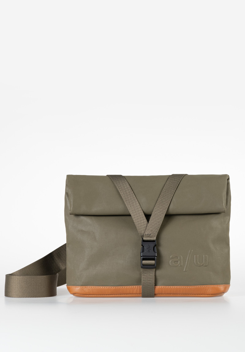 Deze crossbody is klein en groot te dragen. Hoofdvak met drukknopen en rol sluiting. Aan de buitenkant is de tas voorzien van een ritssluiting.
Een groot hoofdvak met ritsvak en een steekvak welke is af te sluiten et een lederen lip.
De riem is uiteraard verstelbaar.

Afmetingen:
Hoogte 25 x breed 19cm x diep 6cm